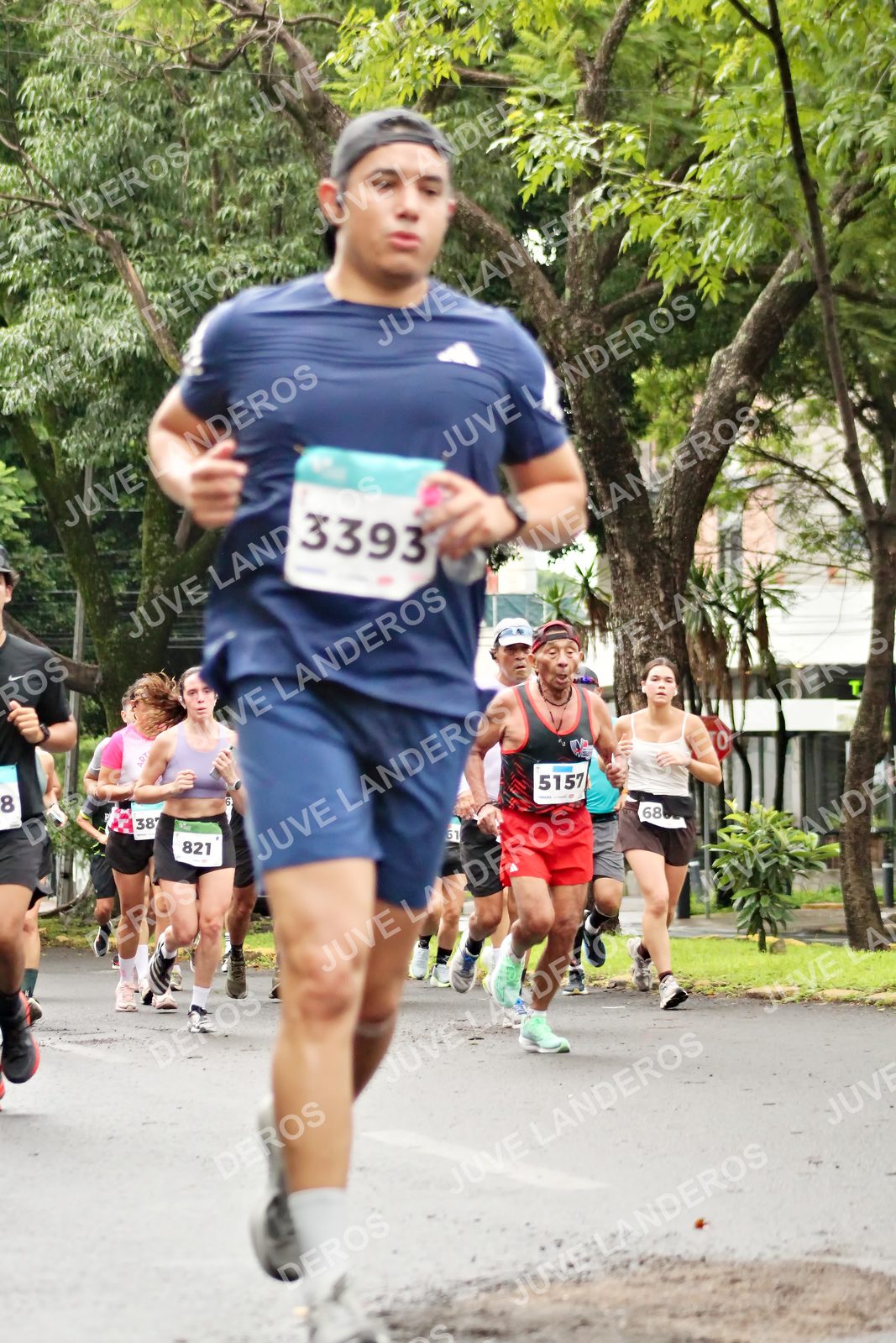Foto del MEDIO MARATÓN ATLAS en Av. Patria, frente al Parque El Polvorín, Zapopan a las 08:27 · dorsal 3393, 5157, 821, 8