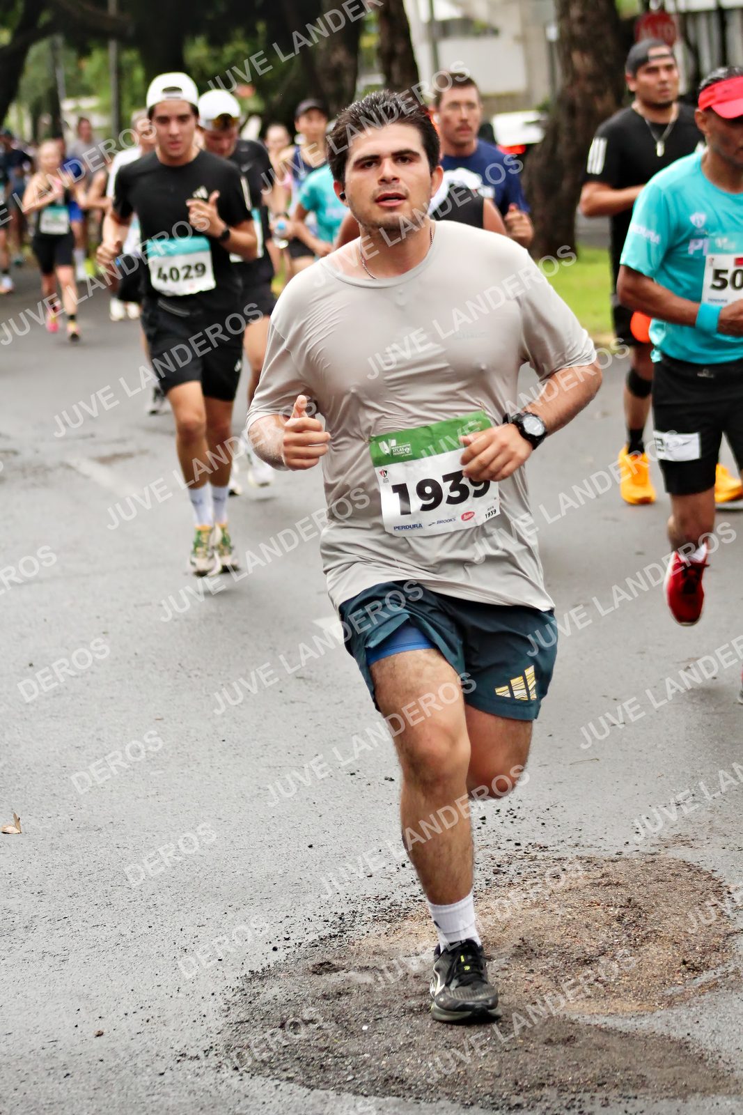 Foto del MEDIO MARATÓN ATLAS en Av. Patria, frente al Parque El Polvorín, Zapopan a las 08:19 · dorsal 1939, 50, 4029