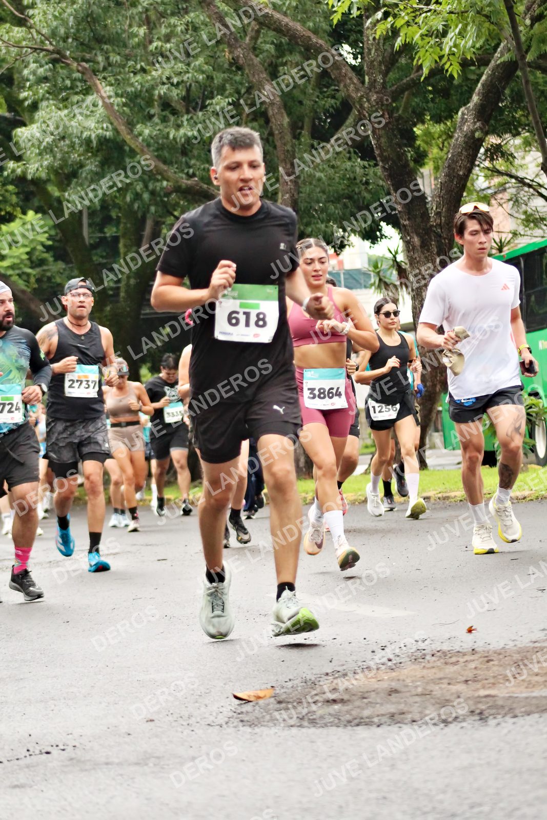Foto del MEDIO MARATÓN ATLAS en Av. Patria, frente al Parque El Polvorín, Zapopan a las 08:27 · dorsal 618, 3864, 2737, 724