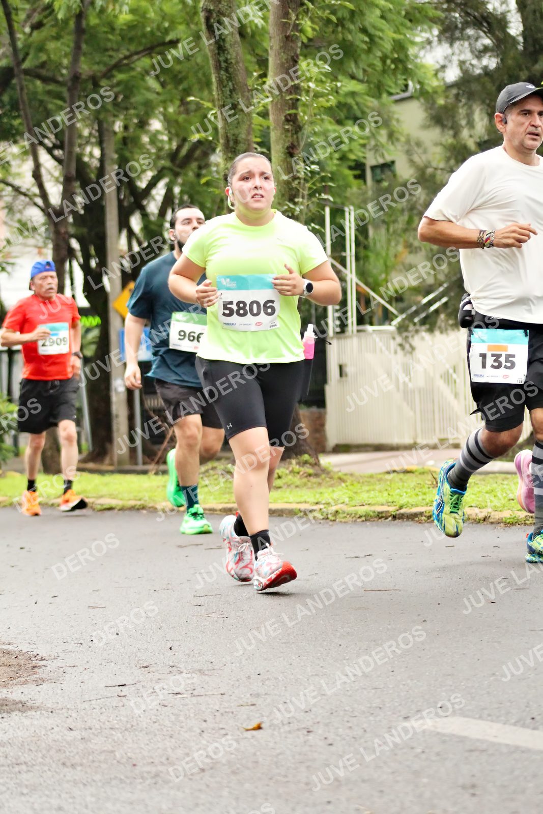 Foto del MEDIO MARATÓN ATLAS en Av. Patria, frente al Parque El Polvorín, Zapopan a las 08:34 · dorsal 135, 5806, 2909