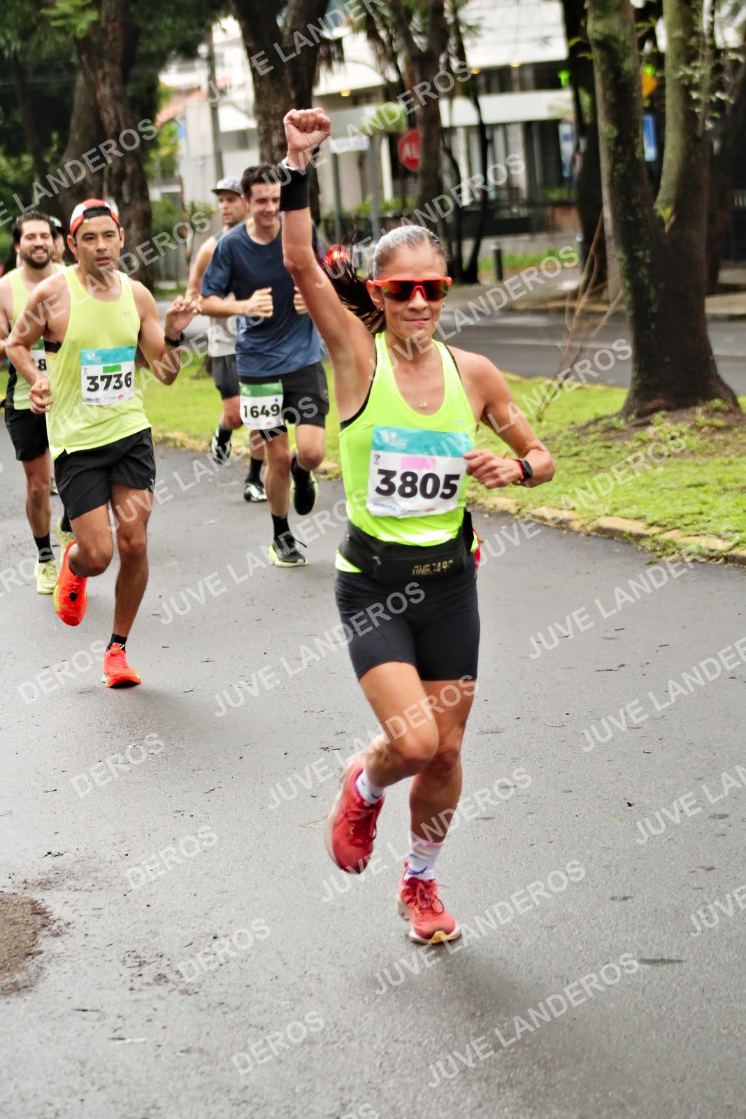 Foto del MEDIO MARATÓN ATLAS en Av. Patria, frente al Parque El Polvorín, Zapopan a las 08:14 · dorsal 3805, 3736, 1649, 8
