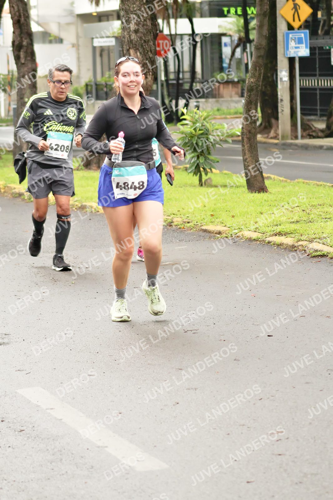 Foto del MEDIO MARATÓN ATLAS en Av. Patria, frente al Parque El Polvorín, Zapopan a las 08:49 · dorsal 4848, 4208, 5