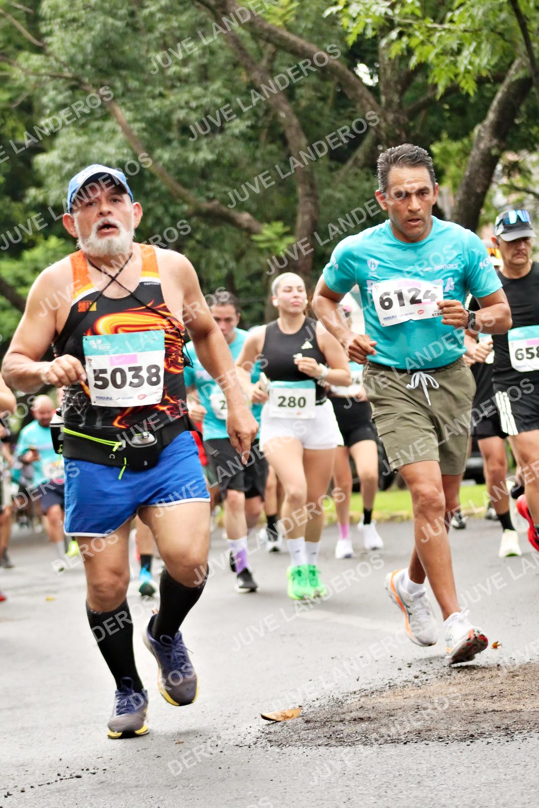 Foto del MEDIO MARATÓN ATLAS en Av. Patria, frente al Parque El Polvorín, Zapopan a las 08:27 · dorsal 5038, 280, 6124, 65