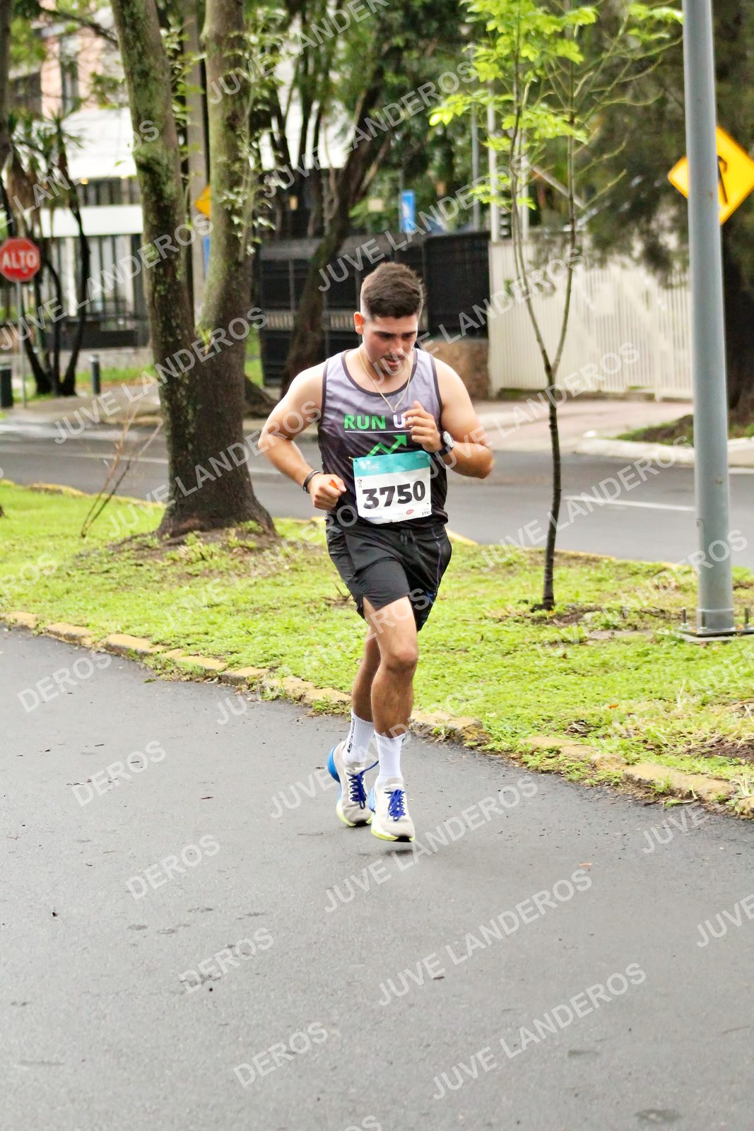 Foto del MEDIO MARATÓN ATLAS en Av. Patria, frente al Parque El Polvorín, Zapopan a las 08:06 · dorsal 3750