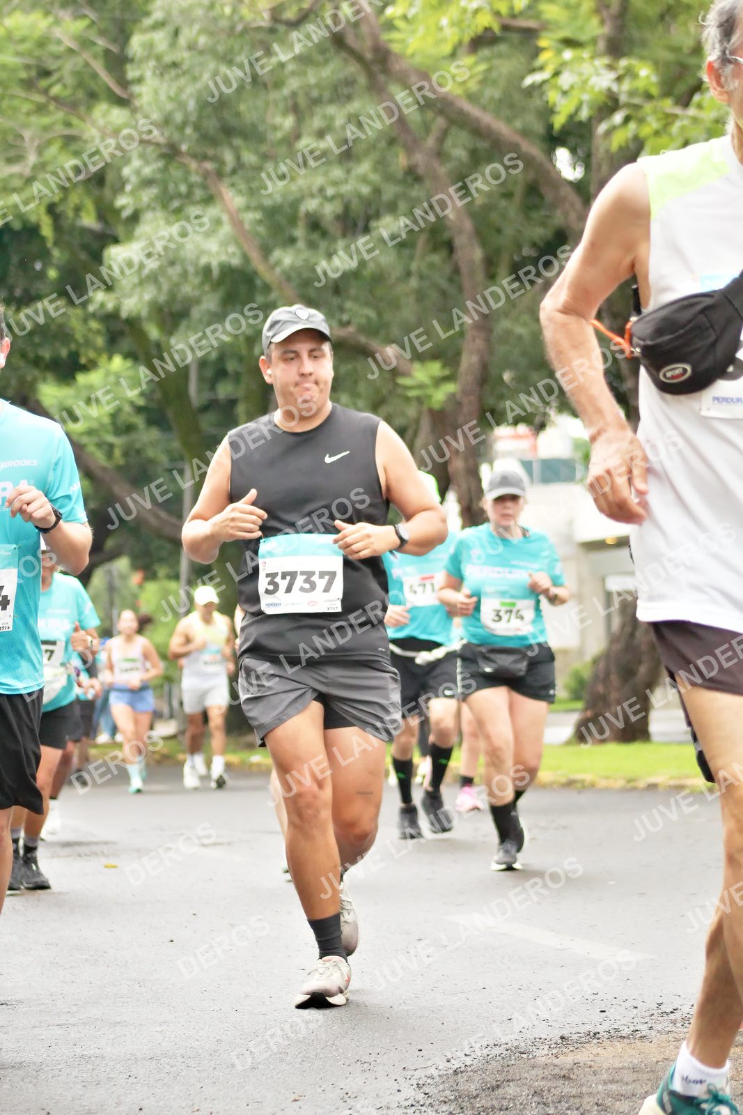 Foto del MEDIO MARATÓN ATLAS en Av. Patria, frente al Parque El Polvorín, Zapopan a las 08:41 · dorsal 3737, 374, 471, 7