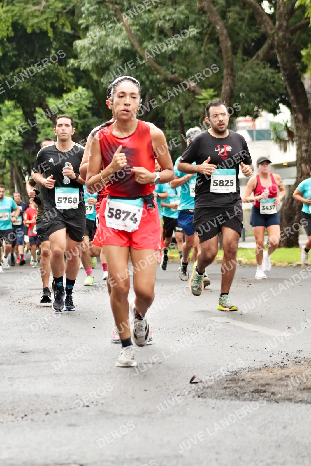 Foto del MEDIO MARATÓN ATLAS en Av. Patria, frente al Parque El Polvorín, Zapopan a las 08:24 · dorsal 5825, 5768, 5874, 3437