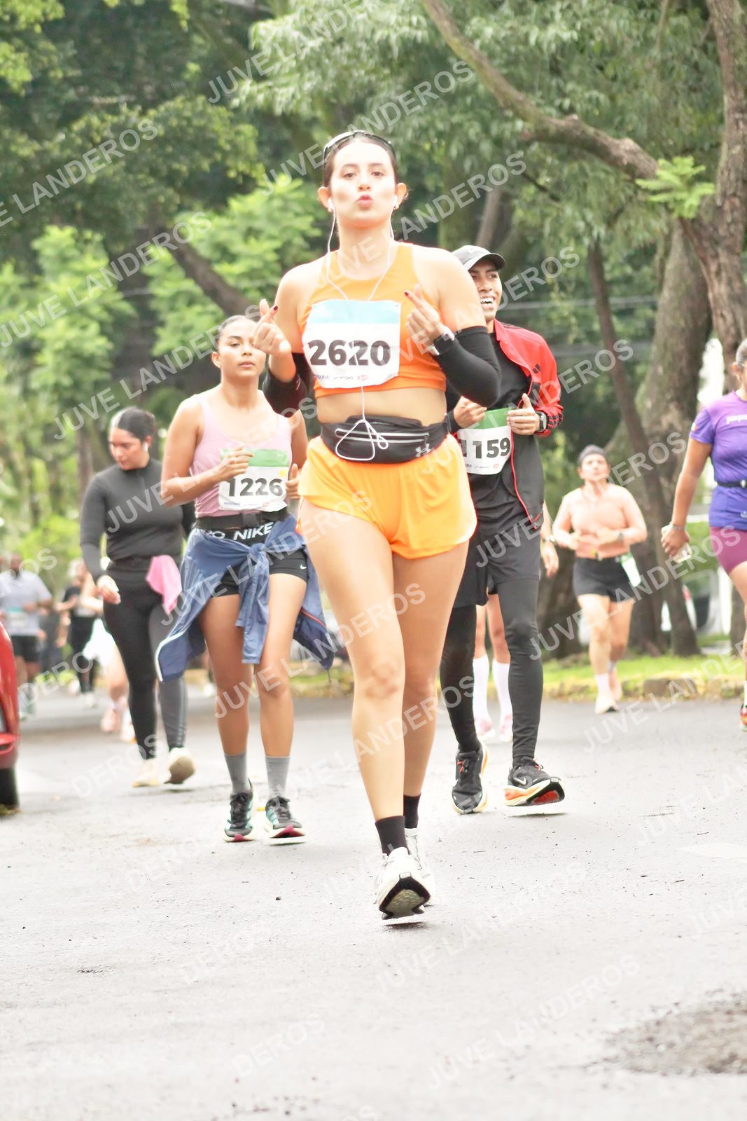 Foto del MEDIO MARATÓN ATLAS en Av. Patria, frente al Parque El Polvorín, Zapopan a las 08:48 · dorsal 1226, 2620, 1159