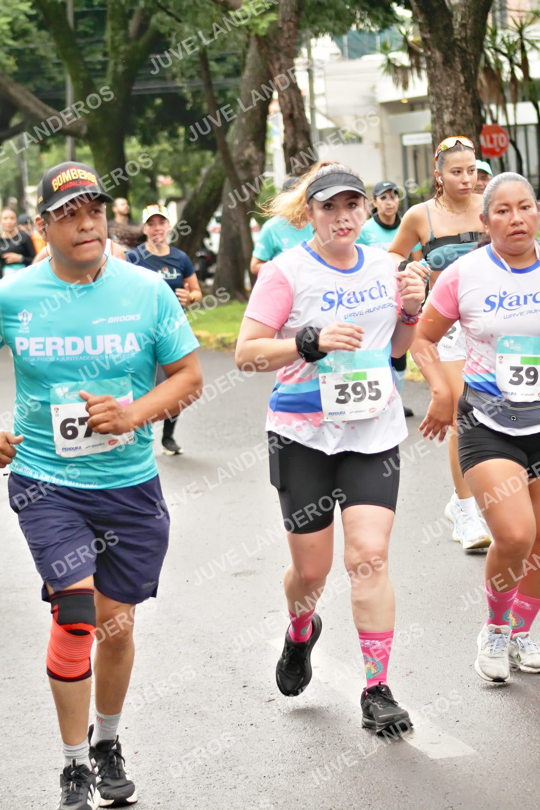Foto del MEDIO MARATÓN ATLAS en Av. Patria, frente al Parque El Polvorín, Zapopan a las 08:51 · dorsal 395, 39, 67, 2