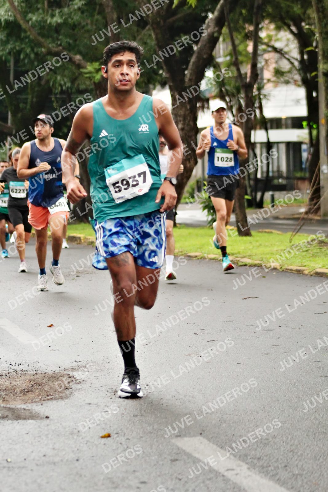 Foto del MEDIO MARATÓN ATLAS en Av. Patria, frente al Parque El Polvorín, Zapopan a las 08:13 · dorsal 5937, 6223, 1028