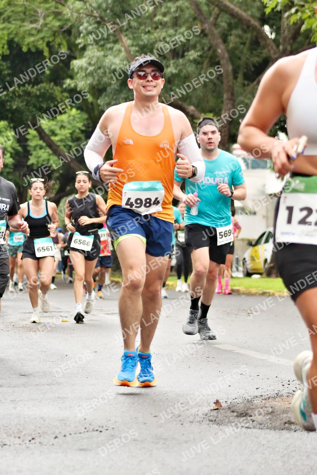 Foto del MEDIO MARATÓN ATLAS en Av. Patria, frente al Parque El Polvorín, Zapopan a las 08:28 · dorsal 4984, 6566, 6561, 12