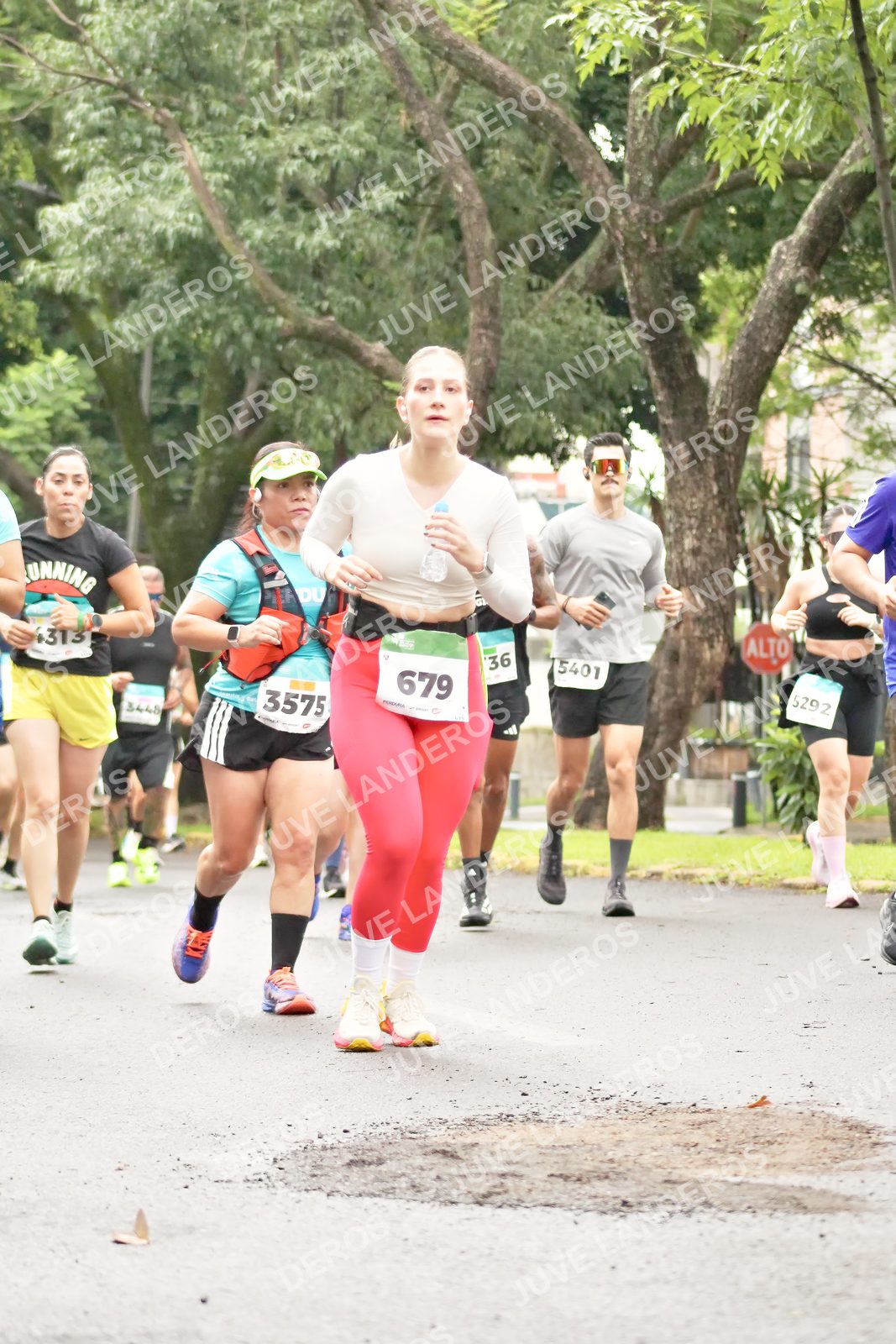Foto del MEDIO MARATÓN ATLAS en Av. Patria, frente al Parque El Polvorín, Zapopan a las 08:39 · dorsal 679, 3575, 5401, 5292