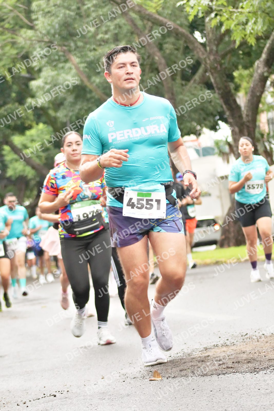 Foto del MEDIO MARATÓN ATLAS en Av. Patria, frente al Parque El Polvorín, Zapopan a las 08:36 · dorsal 4551, 5578, 1974