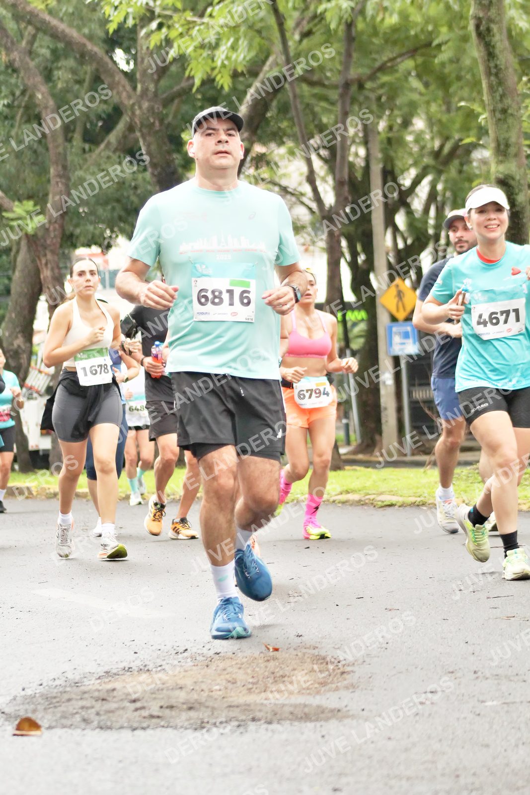 Foto del MEDIO MARATÓN ATLAS en Av. Patria, frente al Parque El Polvorín, Zapopan a las 08:37 · dorsal 4671, 6816, 6794, 648