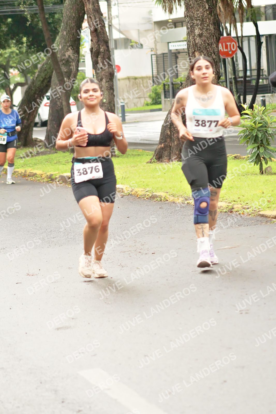 Foto del MEDIO MARATÓN ATLAS en Av. Patria, frente al Parque El Polvorín, Zapopan a las 08:51 · dorsal 3876, 3877, 18