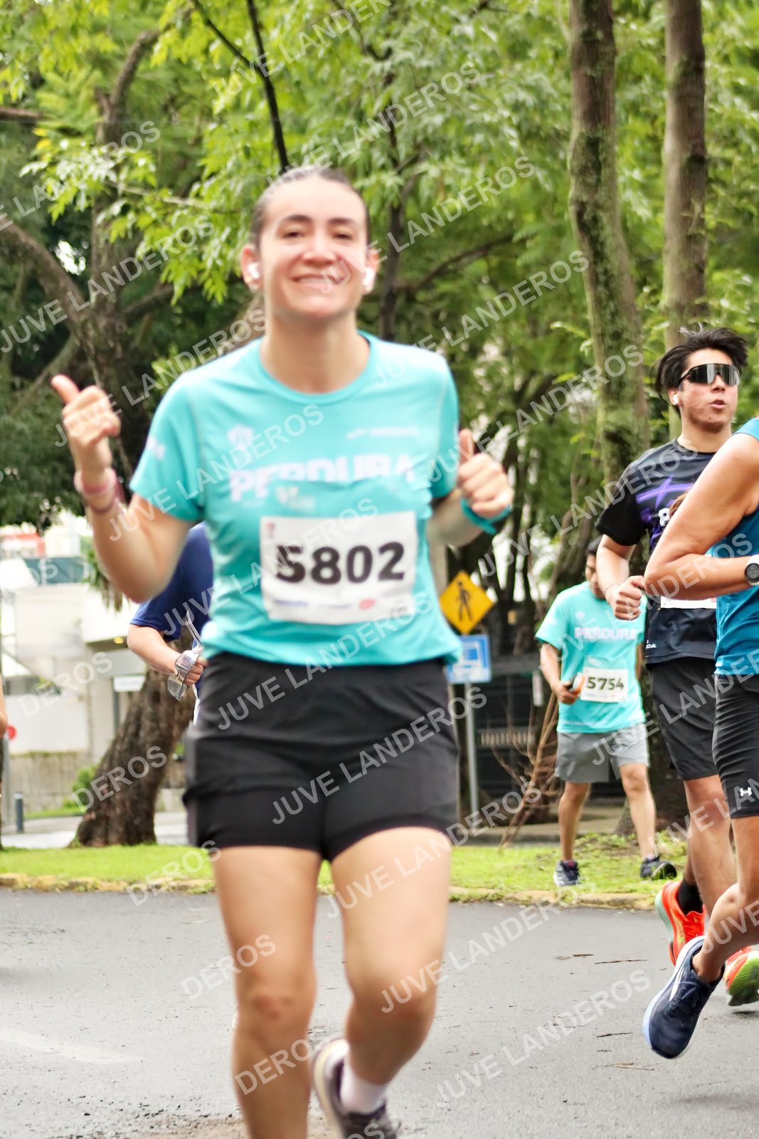Foto del MEDIO MARATÓN ATLAS en Av. Patria, frente al Parque El Polvorín, Zapopan a las 08:39 · dorsal 5802, 5754