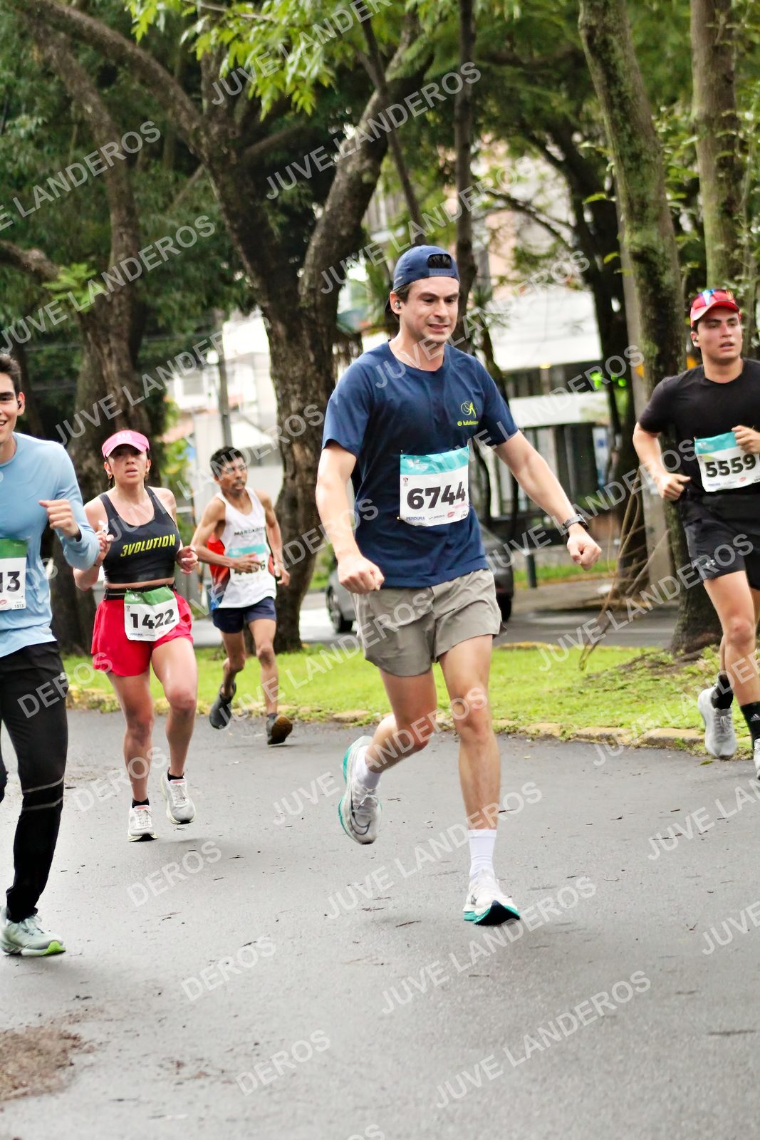 Foto del MEDIO MARATÓN ATLAS en Av. Patria, frente al Parque El Polvorín, Zapopan a las 08:11 · dorsal 6744, 5559, 1422, 13