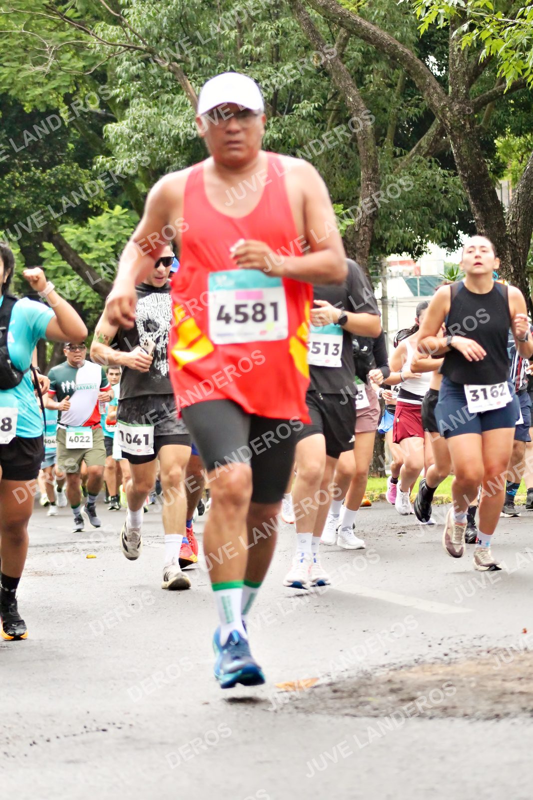 Foto del MEDIO MARATÓN ATLAS en Av. Patria, frente al Parque El Polvorín, Zapopan a las 08:27 · dorsal 4022, 4581, 3162, 8