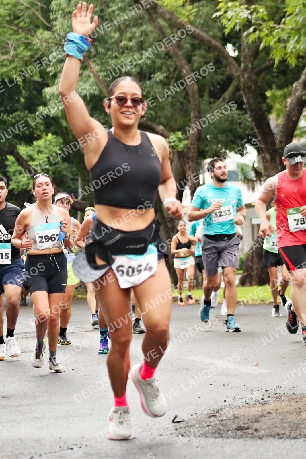 Foto del MEDIO MARATÓN ATLAS en Av. Patria, frente al Parque El Polvorín, Zapopan a las 08:22 · dorsal 15, 78, 6054, 3233