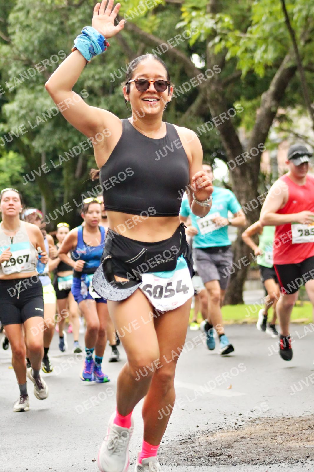 Foto del MEDIO MARATÓN ATLAS en Av. Patria, frente al Parque El Polvorín, Zapopan a las 08:22 · dorsal 2967, 6054, 785, 323