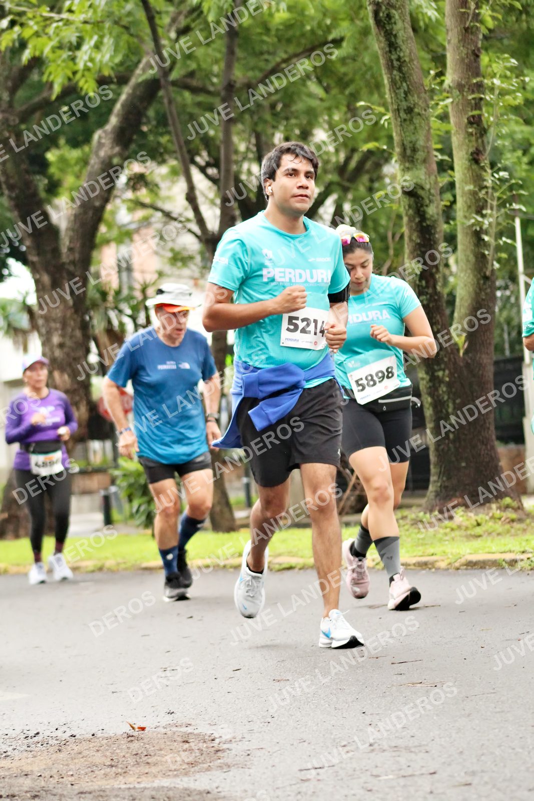 Foto del MEDIO MARATÓN ATLAS en Av. Patria, frente al Parque El Polvorín, Zapopan a las 08:37 · dorsal 5214, 5898, 4890