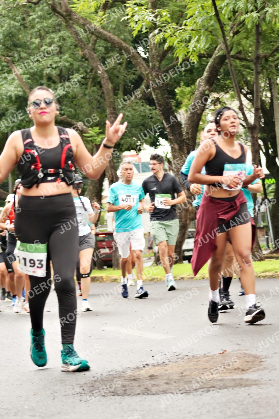 Foto del MEDIO MARATÓN ATLAS en Av. Patria, frente al Parque El Polvorín, Zapopan a las 08:43 · dorsal 4011, 1193, 16