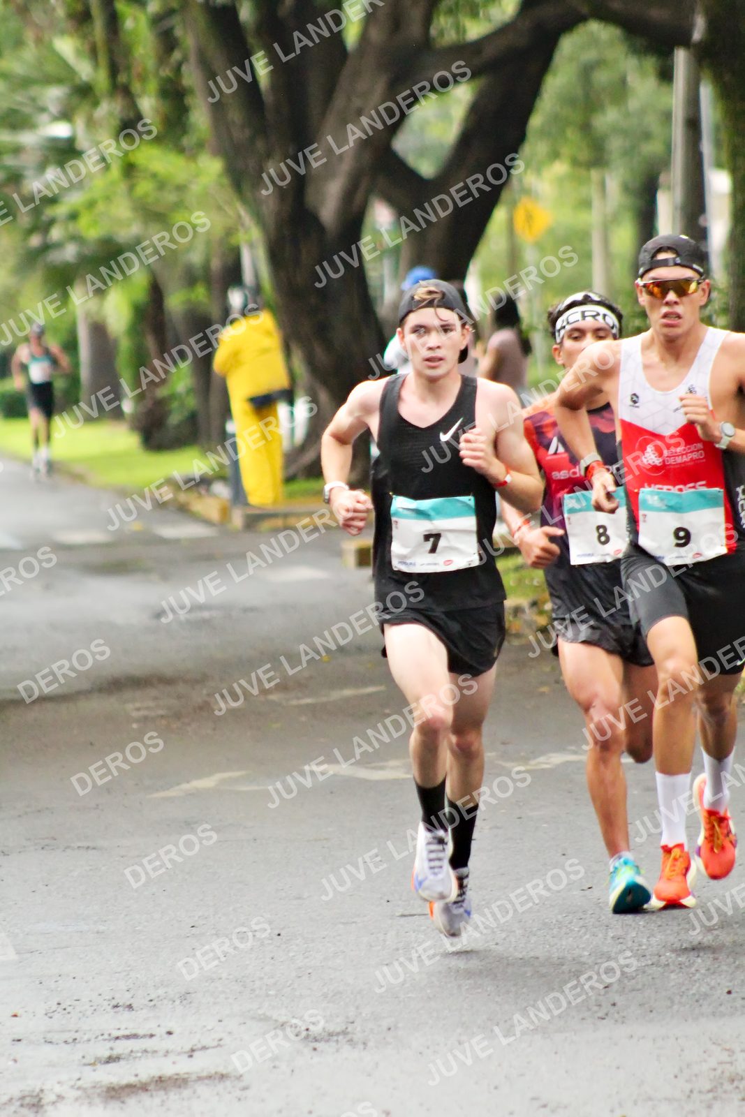 Foto del MEDIO MARATÓN ATLAS en Av. Patria, frente al Parque El Polvorín, Zapopan a las 07:53 · dorsal 9, 7, 8