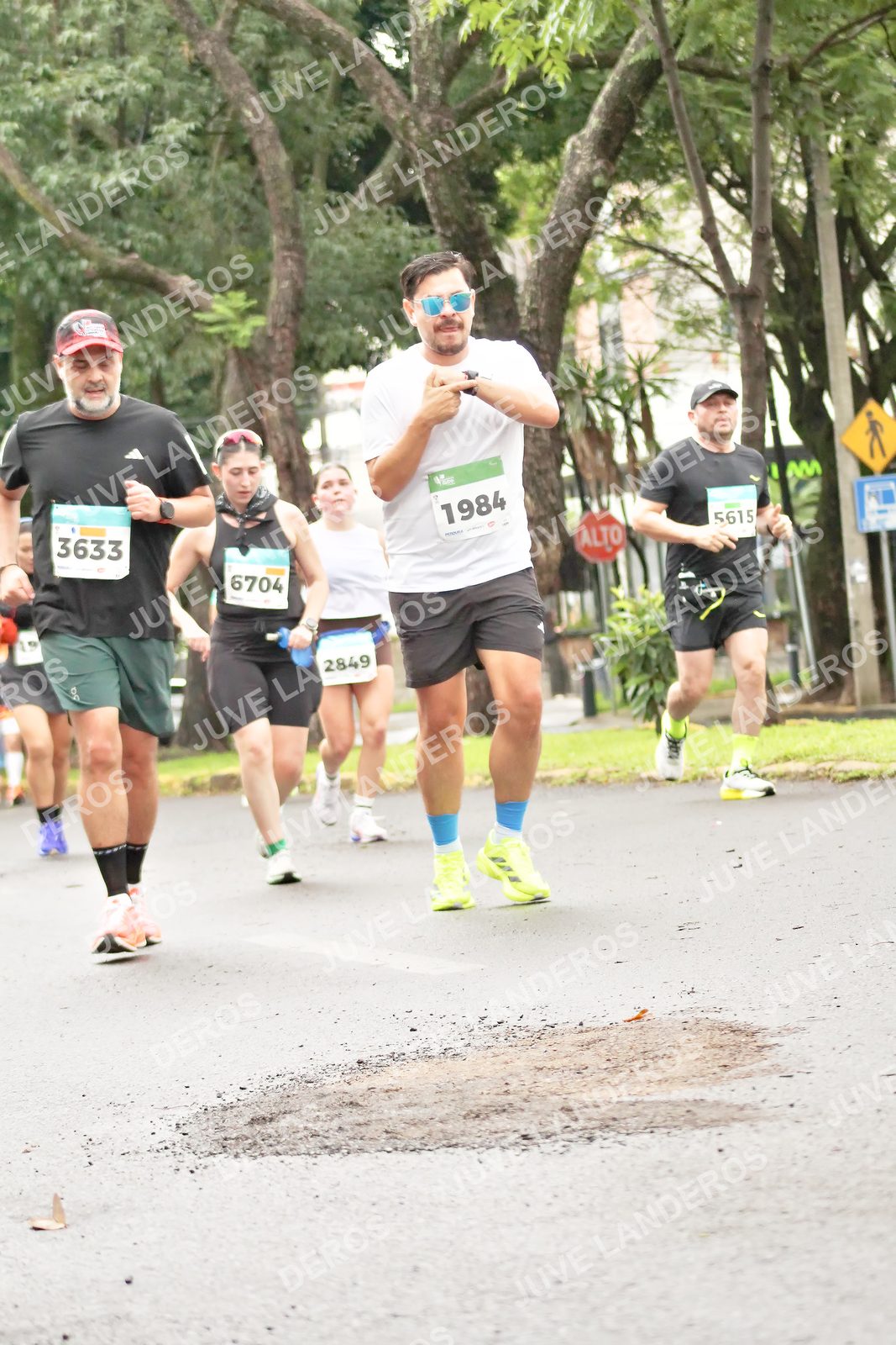 Foto del MEDIO MARATÓN ATLAS en Av. Patria, frente al Parque El Polvorín, Zapopan a las 08:41 · dorsal 3633, 1984, 6704, 2849