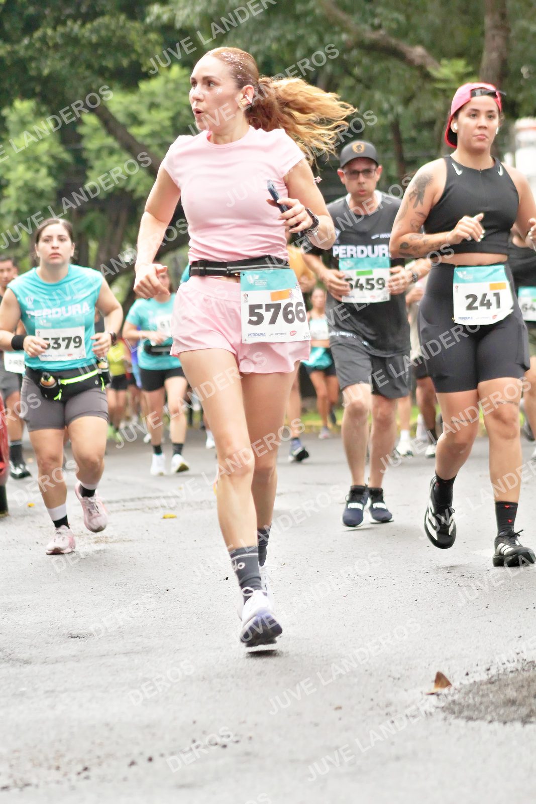 Foto del MEDIO MARATÓN ATLAS en Av. Patria, frente al Parque El Polvorín, Zapopan a las 08:31 · dorsal 5766, 241, 5459