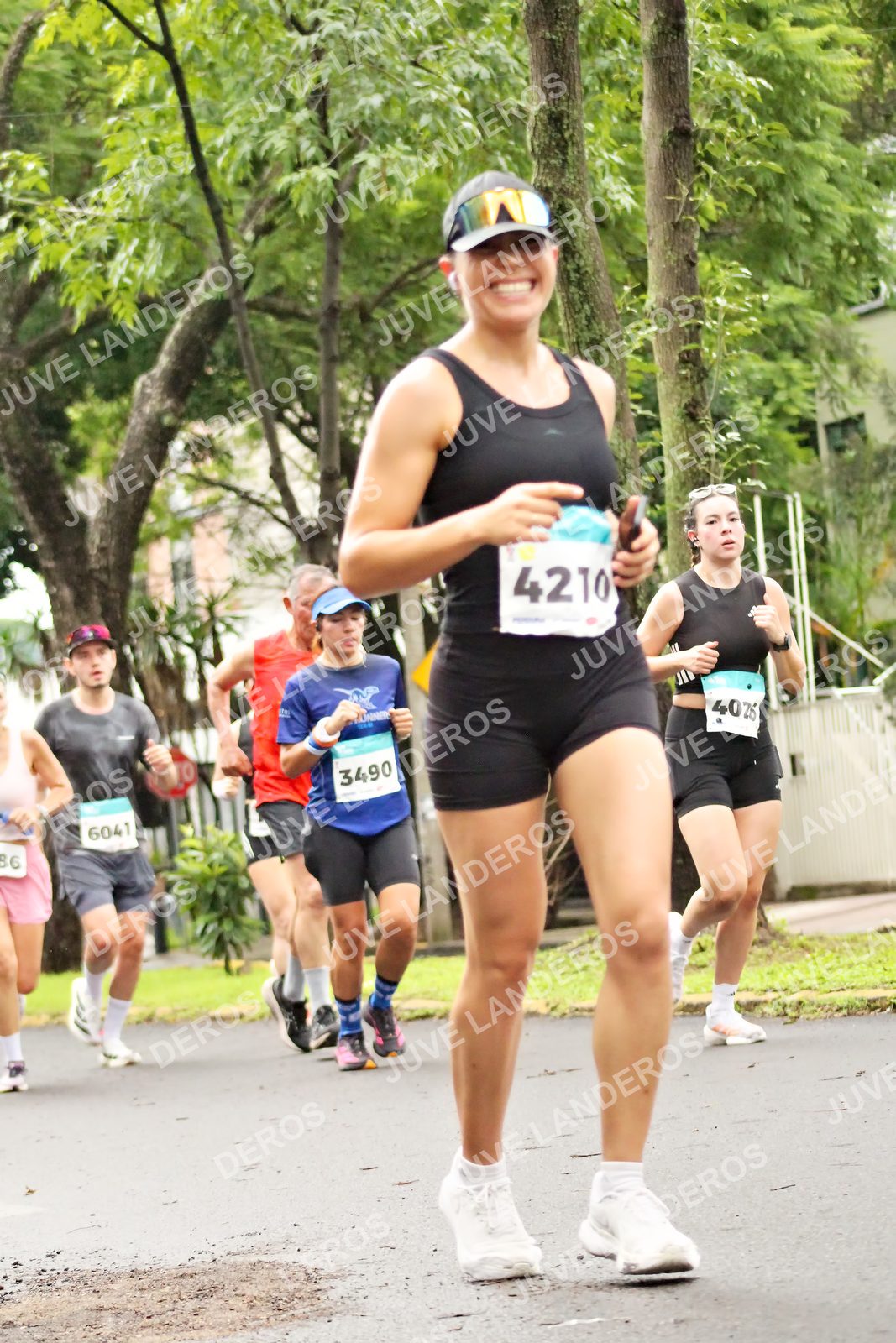 Foto del MEDIO MARATÓN ATLAS en Av. Patria, frente al Parque El Polvorín, Zapopan a las 08:23 · dorsal 4210, 3490, 6041, 4076