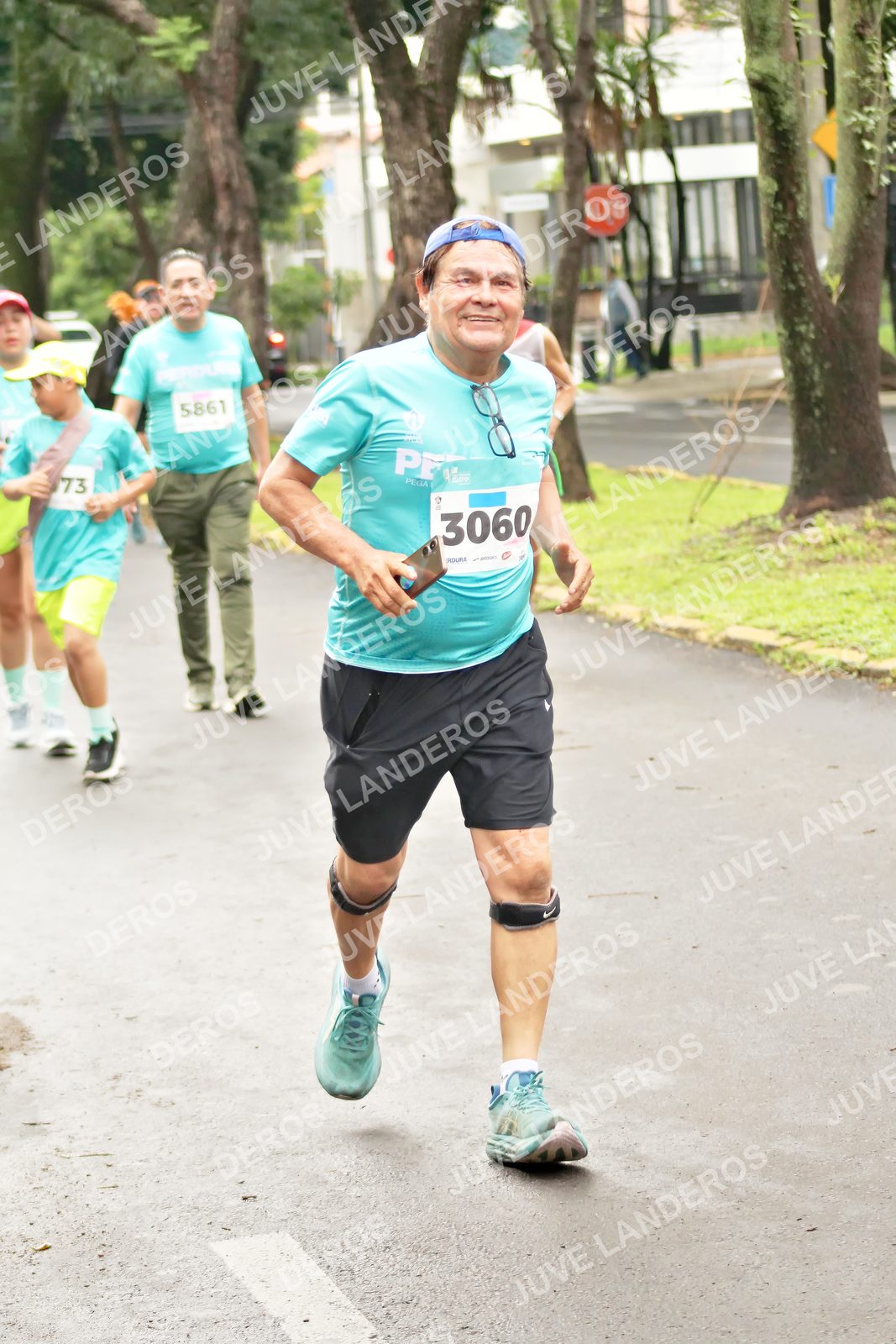 Foto del MEDIO MARATÓN ATLAS en Av. Patria, frente al Parque El Polvorín, Zapopan a las 09:01 · dorsal 3060, 5861, 73