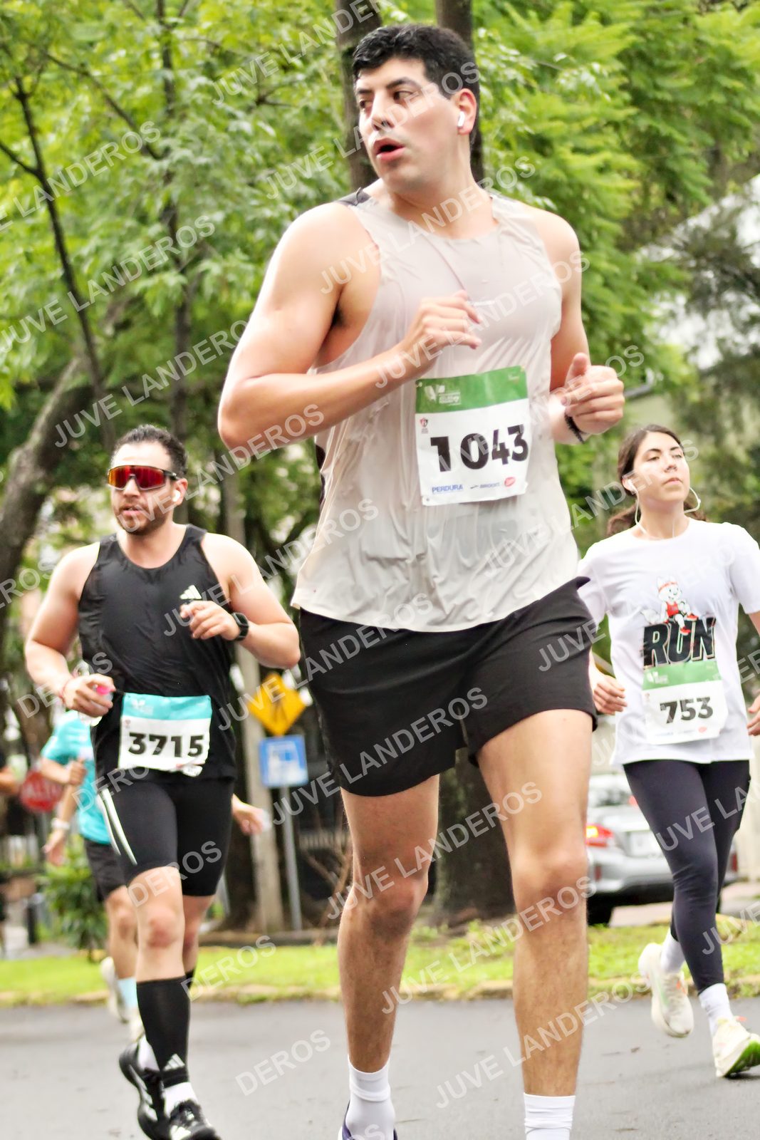 Foto del MEDIO MARATÓN ATLAS en Av. Patria, frente al Parque El Polvorín, Zapopan a las 08:26 · dorsal 753, 3715, 1043