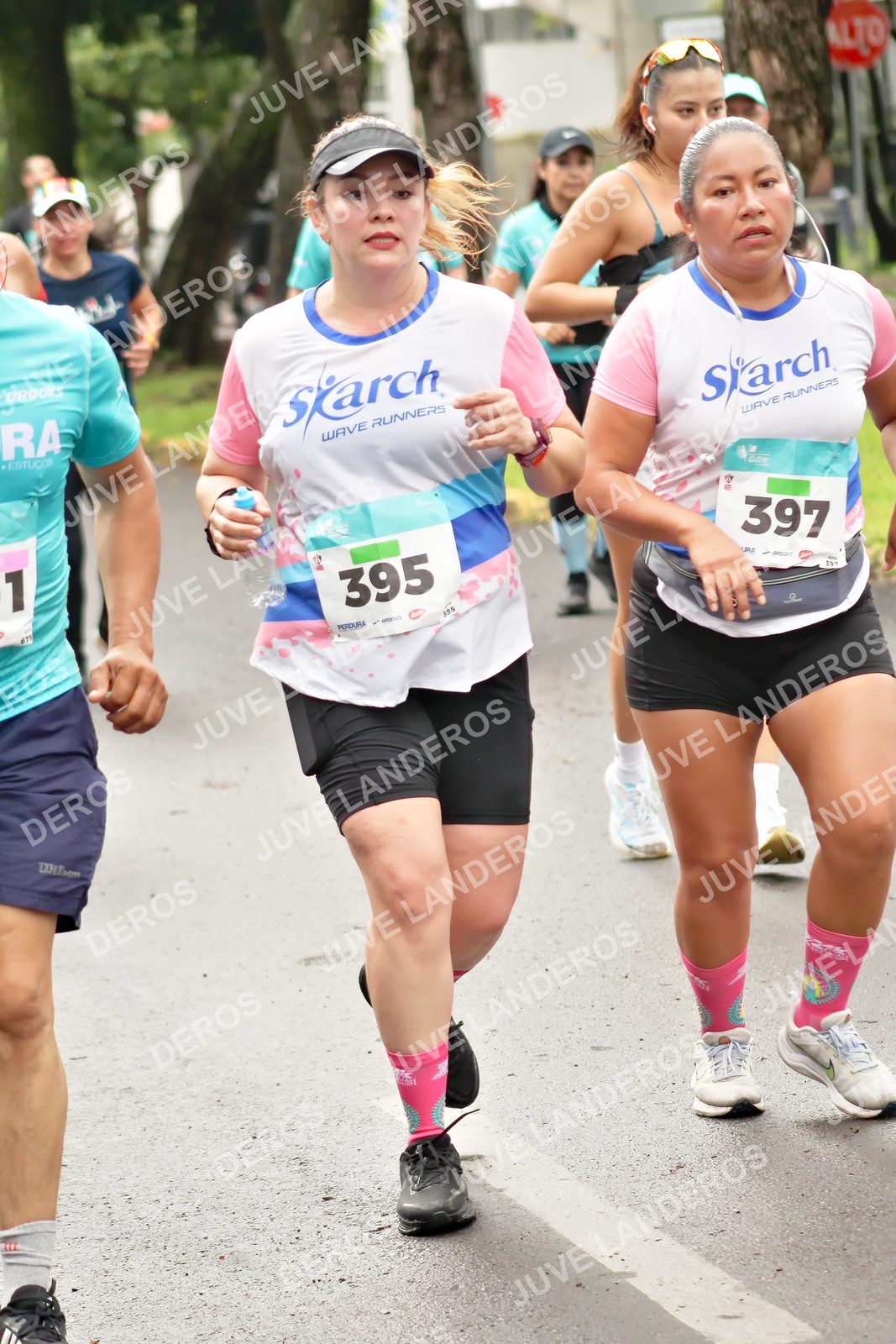 Foto del MEDIO MARATÓN ATLAS en Av. Patria, frente al Parque El Polvorín, Zapopan a las 08:51 · dorsal 397, 395, 1, 595