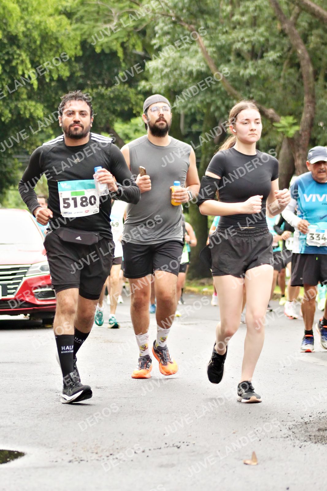 Foto del MEDIO MARATÓN ATLAS en Av. Patria, frente al Parque El Polvorín, Zapopan a las 08:41 · dorsal 5180, 334, 49