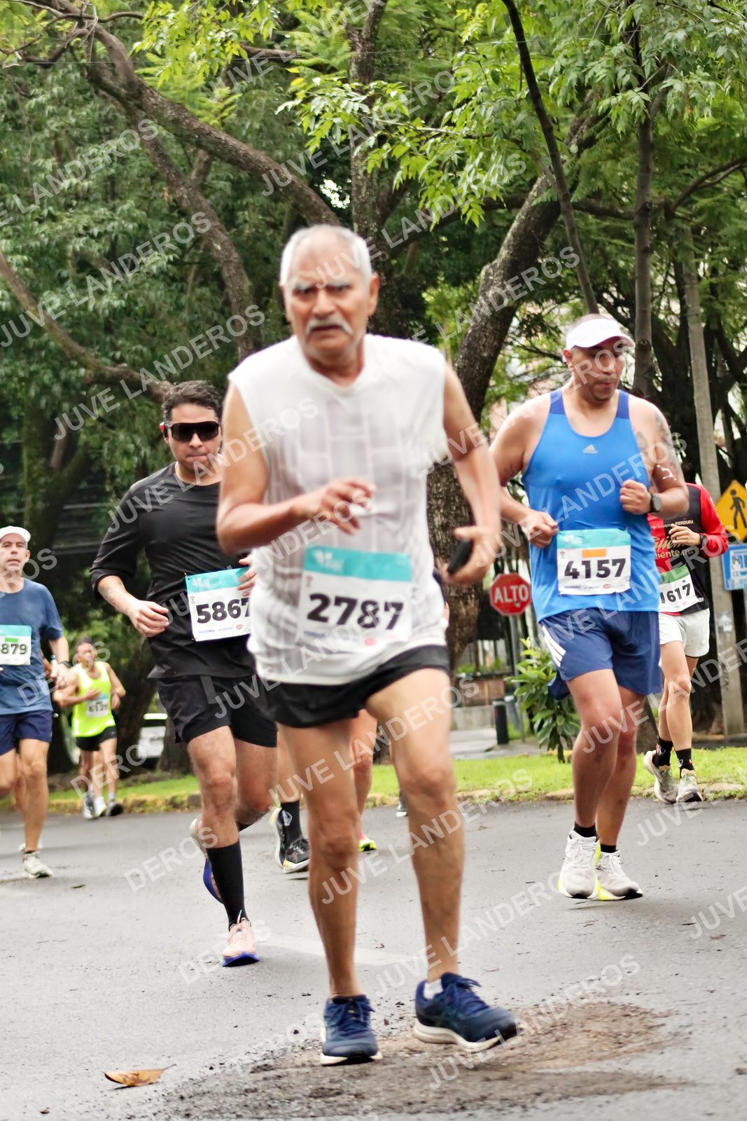 Foto del MEDIO MARATÓN ATLAS en Av. Patria, frente al Parque El Polvorín, Zapopan a las 08:21 · dorsal 2787, 4157, 879, 1617