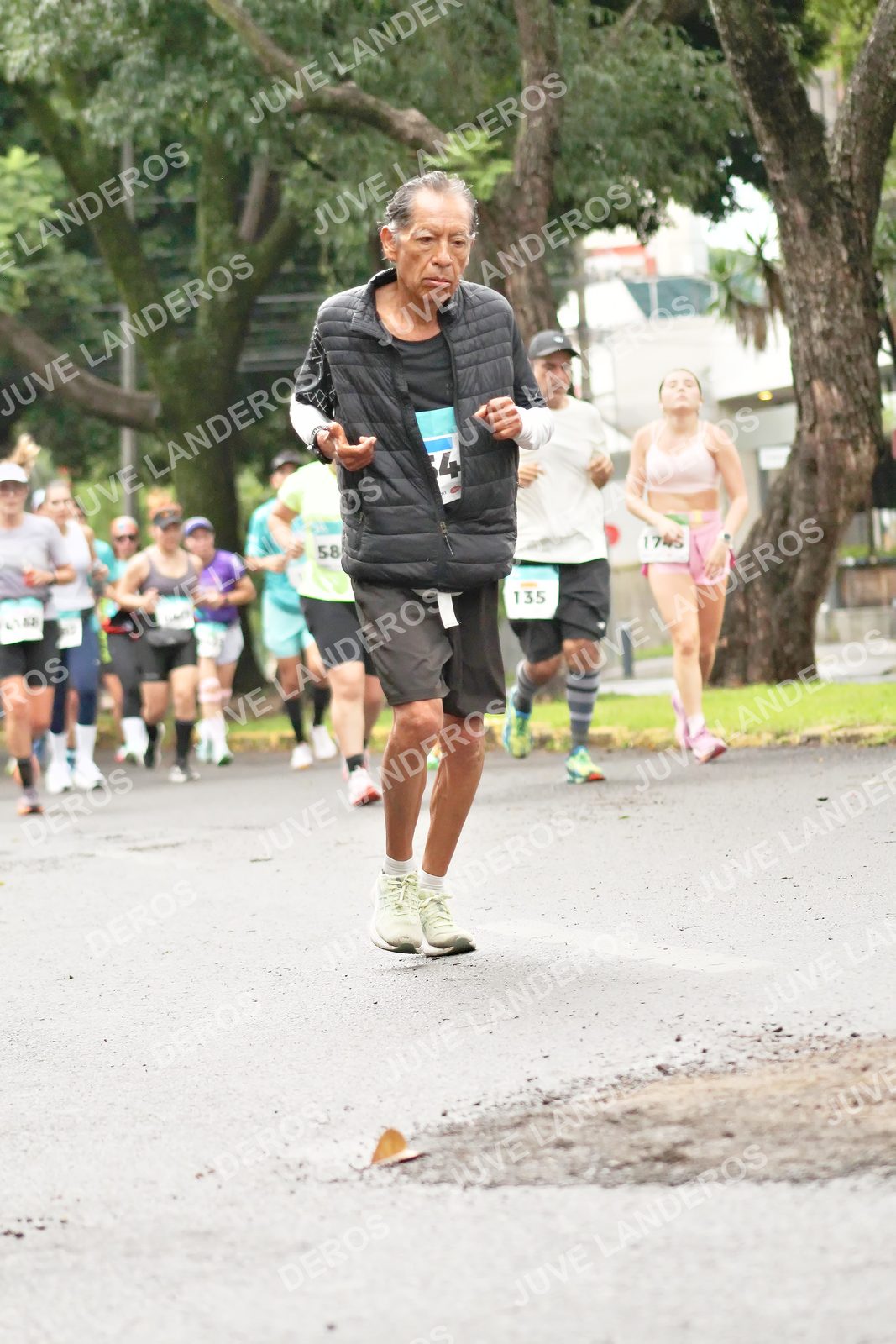 Foto del MEDIO MARATÓN ATLAS en Av. Patria, frente al Parque El Polvorín, Zapopan a las 08:34 · dorsal 135, 58, 4