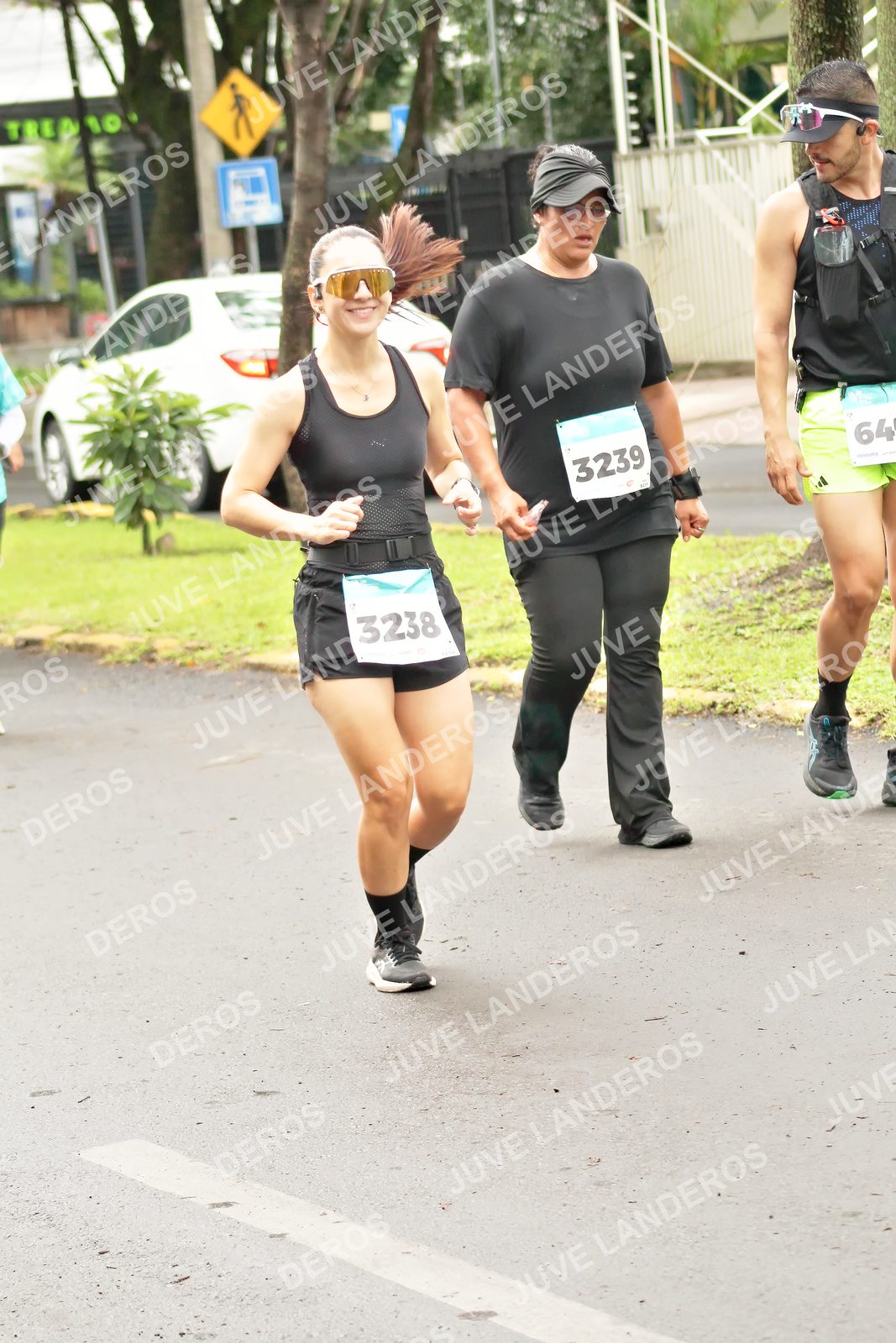 Foto del MEDIO MARATÓN ATLAS en Av. Patria, frente al Parque El Polvorín, Zapopan a las 08:57 · dorsal 3239, 3238, 64, 10