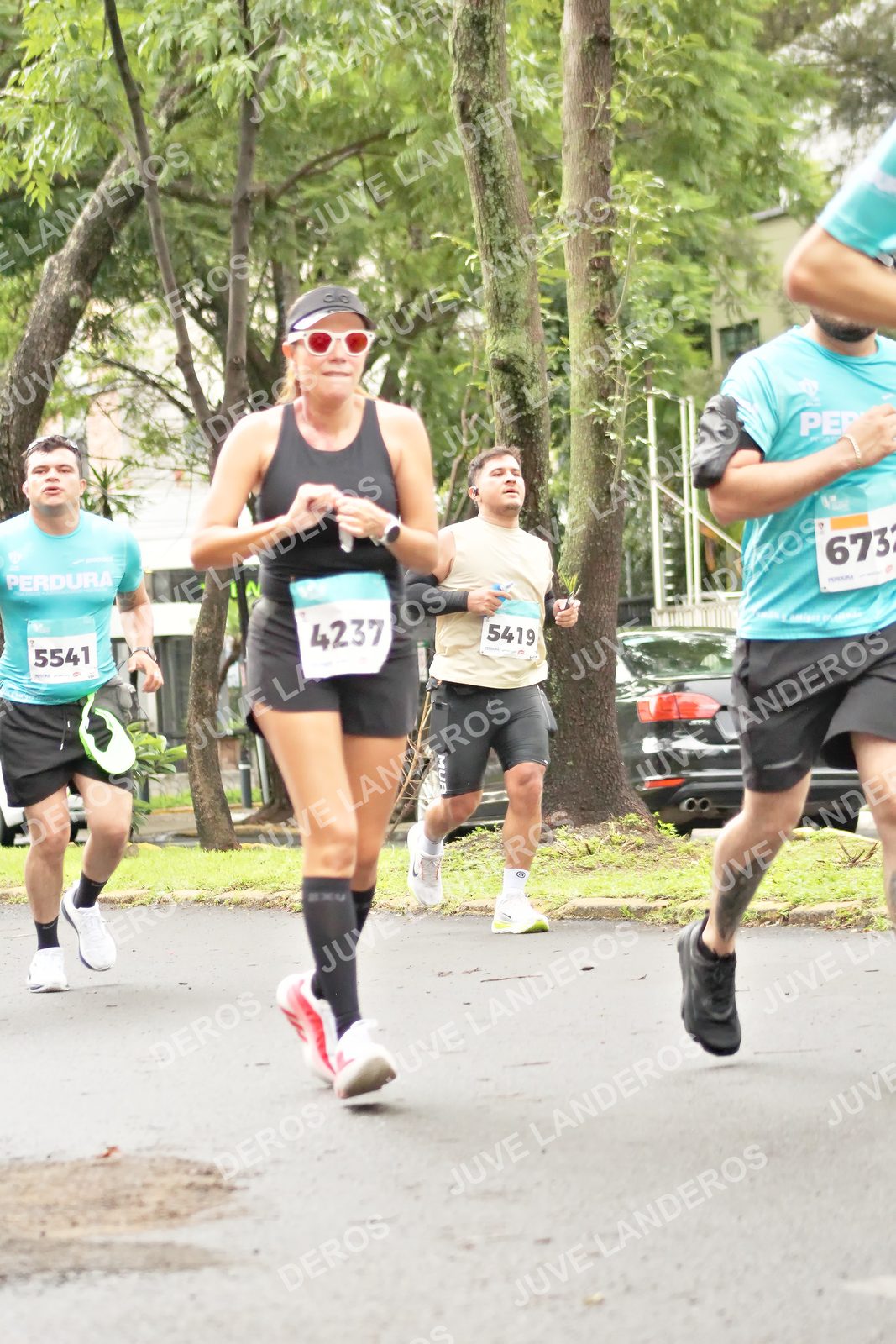 Foto del MEDIO MARATÓN ATLAS en Av. Patria, frente al Parque El Polvorín, Zapopan a las 08:44 · dorsal 4237, 5419, 5541