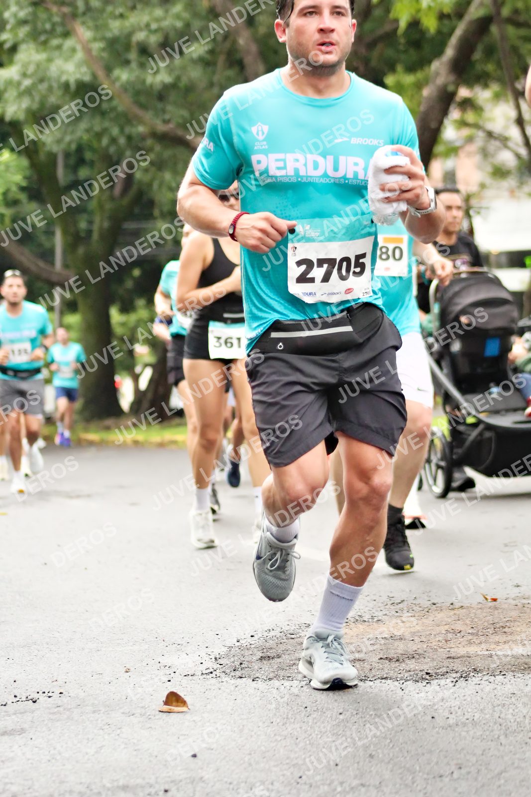 Foto del MEDIO MARATÓN ATLAS en Av. Patria, frente al Parque El Polvorín, Zapopan a las 08:39 · dorsal 80, 2705, 361