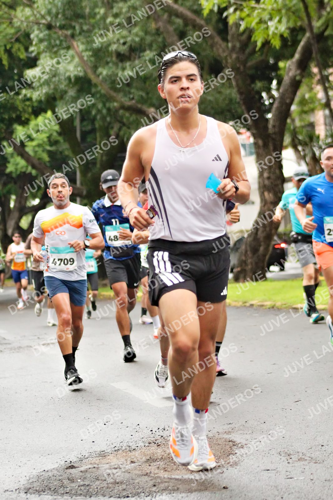Foto del MEDIO MARATÓN ATLAS en Av. Patria, frente al Parque El Polvorín, Zapopan a las 08:16 · dorsal 4709, 48, 2