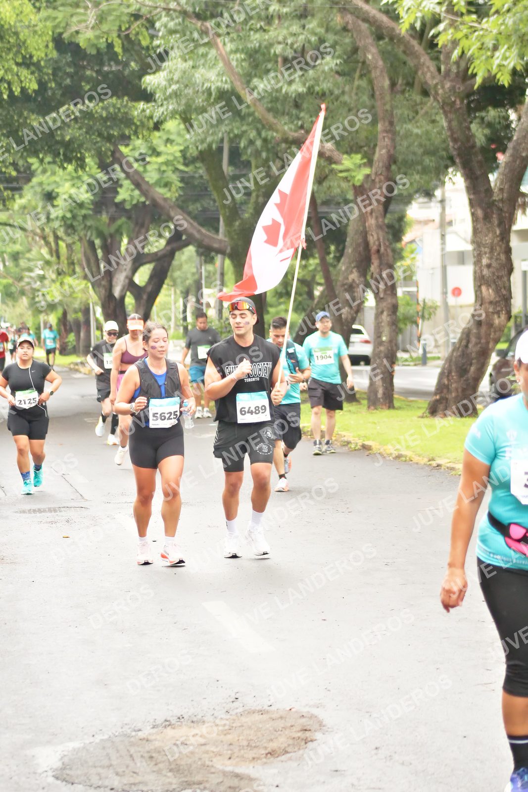 Foto del MEDIO MARATÓN ATLAS en Av. Patria, frente al Parque El Polvorín, Zapopan a las 08:59 · dorsal 6489, 5625, 2125, 1904