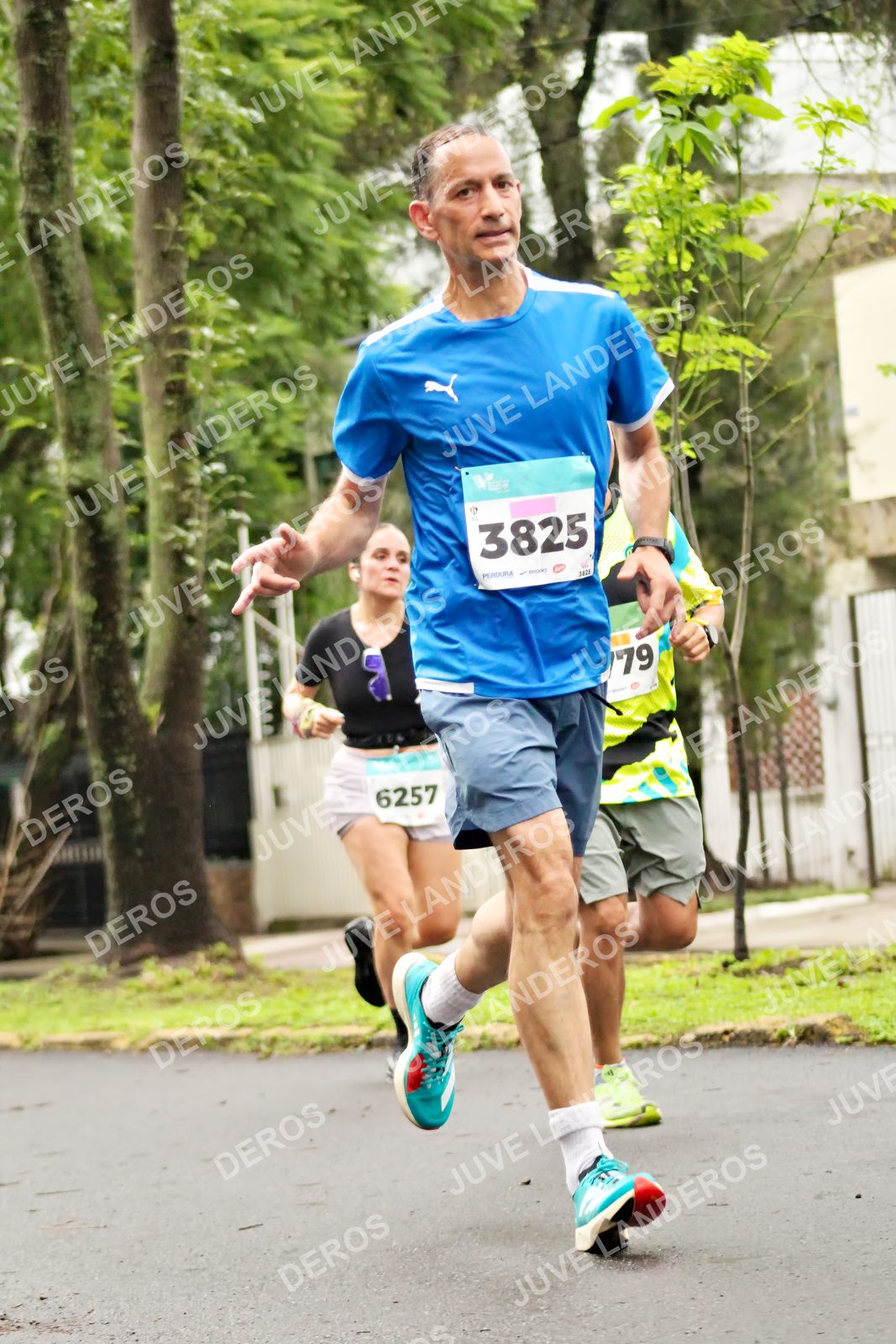 Foto del MEDIO MARATÓN ATLAS en Av. Patria, frente al Parque El Polvorín, Zapopan a las 08:22 · dorsal 3825, 6257, 79
