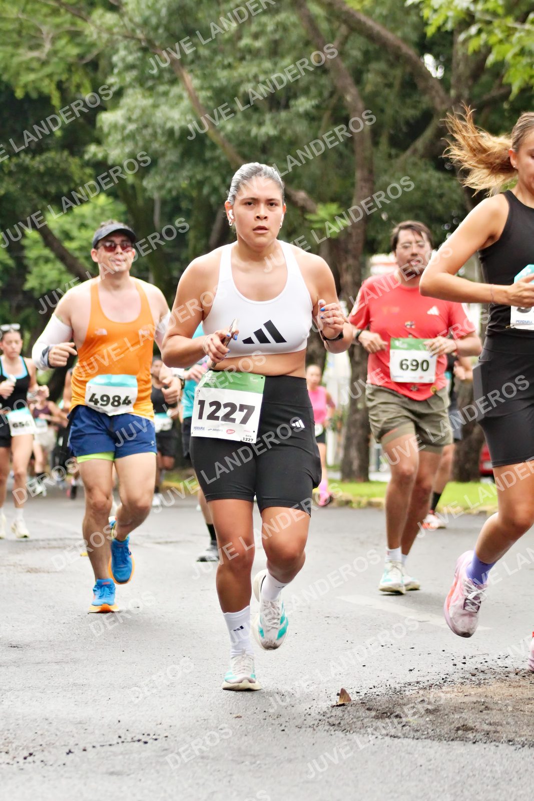 Foto del MEDIO MARATÓN ATLAS en Av. Patria, frente al Parque El Polvorín, Zapopan a las 08:28 · dorsal 1227, 690, 4984