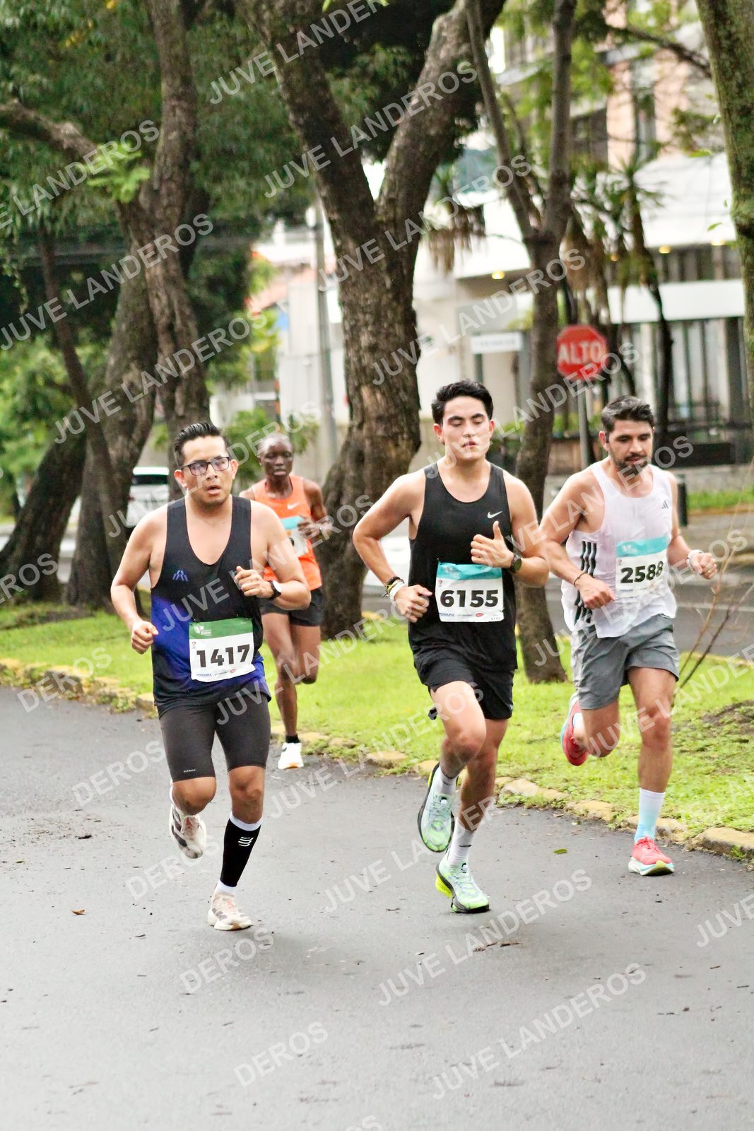 Foto del MEDIO MARATÓN ATLAS en Av. Patria, frente al Parque El Polvorín, Zapopan a las 07:59 · dorsal 6155, 1417, 2588