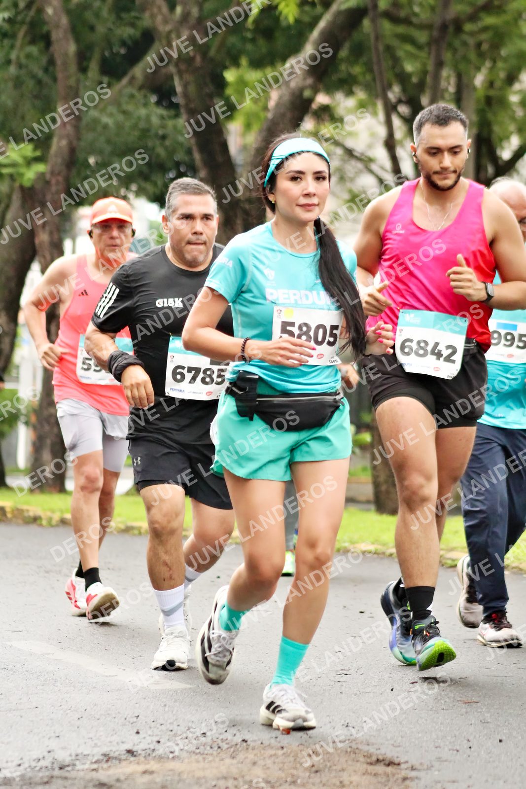 Foto del MEDIO MARATÓN ATLAS en Av. Patria, frente al Parque El Polvorín, Zapopan a las 08:35 · dorsal 6842, 6785, 5805, 995
