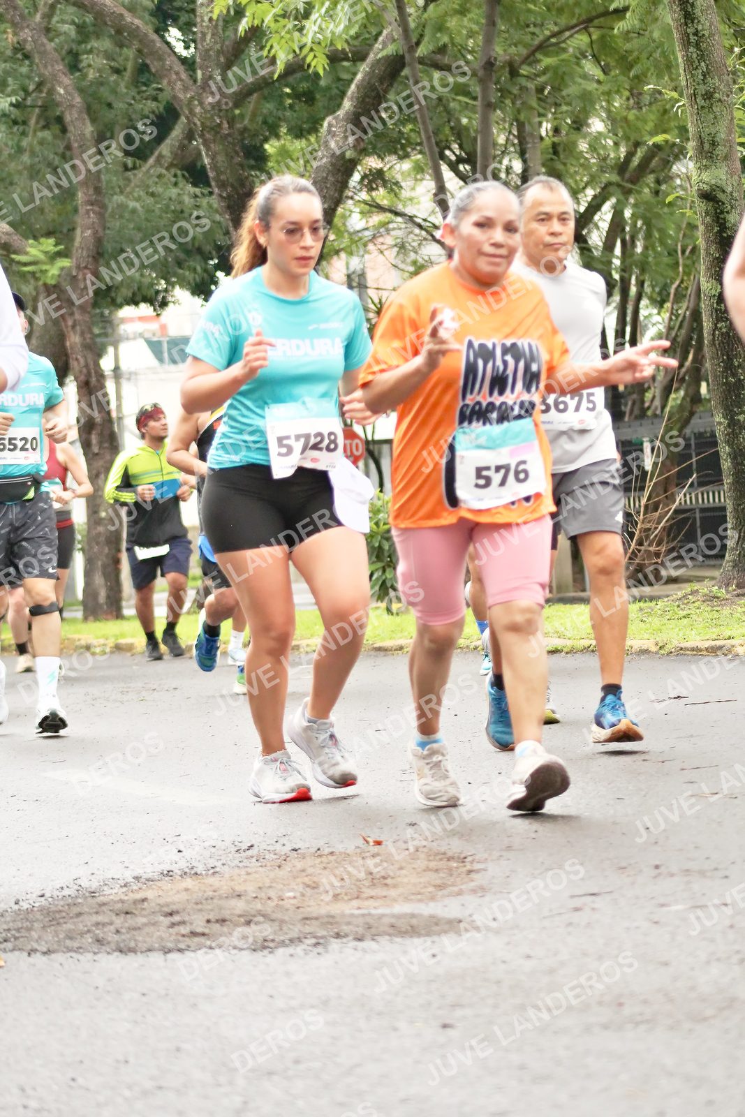 Foto del MEDIO MARATÓN ATLAS en Av. Patria, frente al Parque El Polvorín, Zapopan a las 08:38 · dorsal 576, 5728, 3675