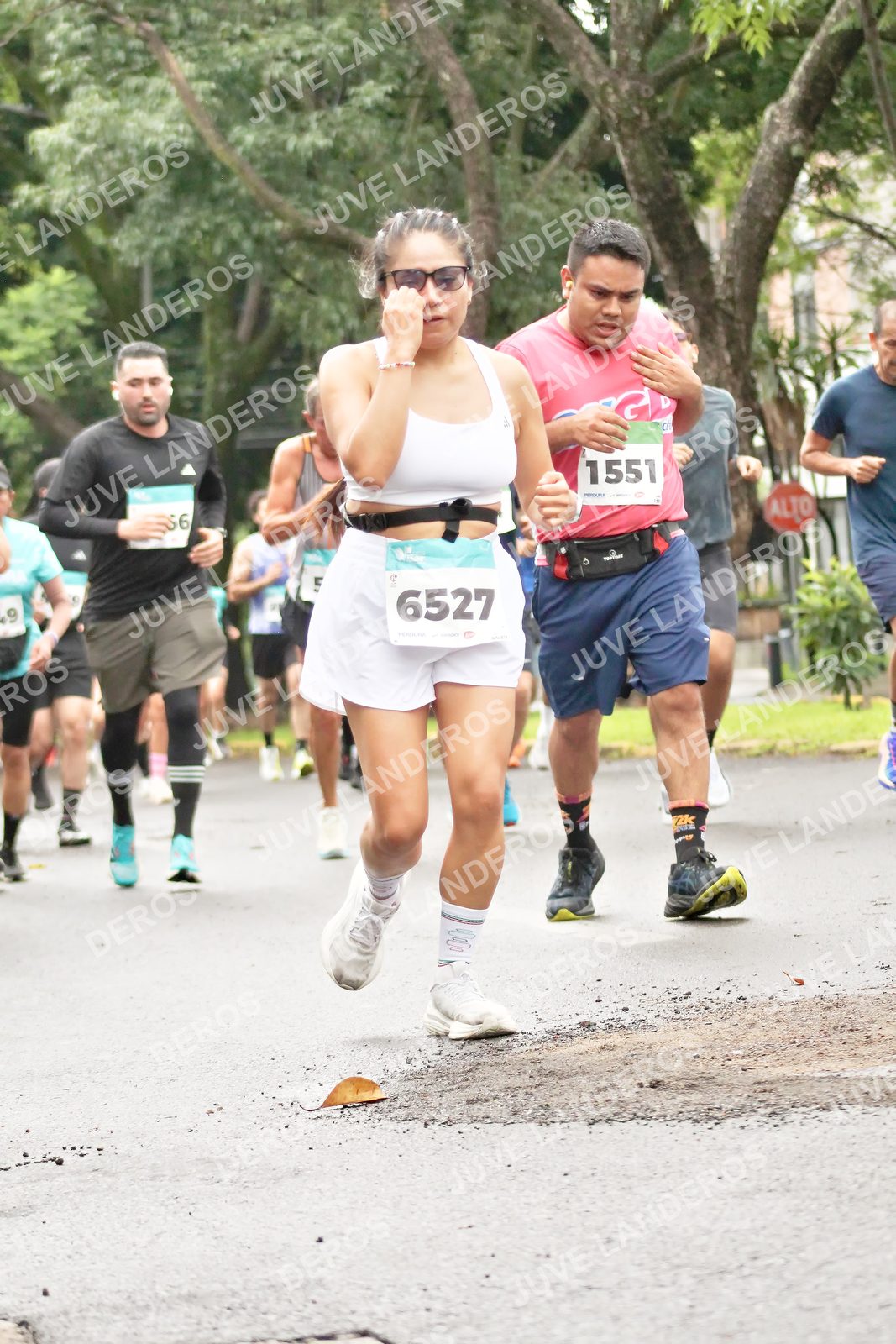 Foto del MEDIO MARATÓN ATLAS en Av. Patria, frente al Parque El Polvorín, Zapopan a las 08:35 · dorsal 6527, 1551, 6