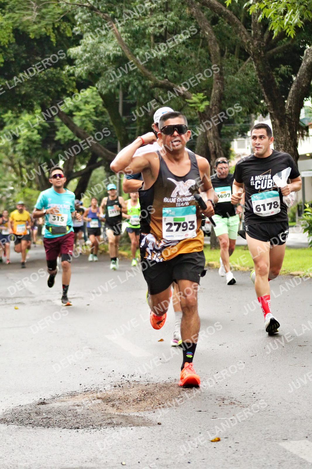 Foto del MEDIO MARATÓN ATLAS en Av. Patria, frente al Parque El Polvorín, Zapopan a las 08:13 · dorsal 2793, 6178, 315, 3697