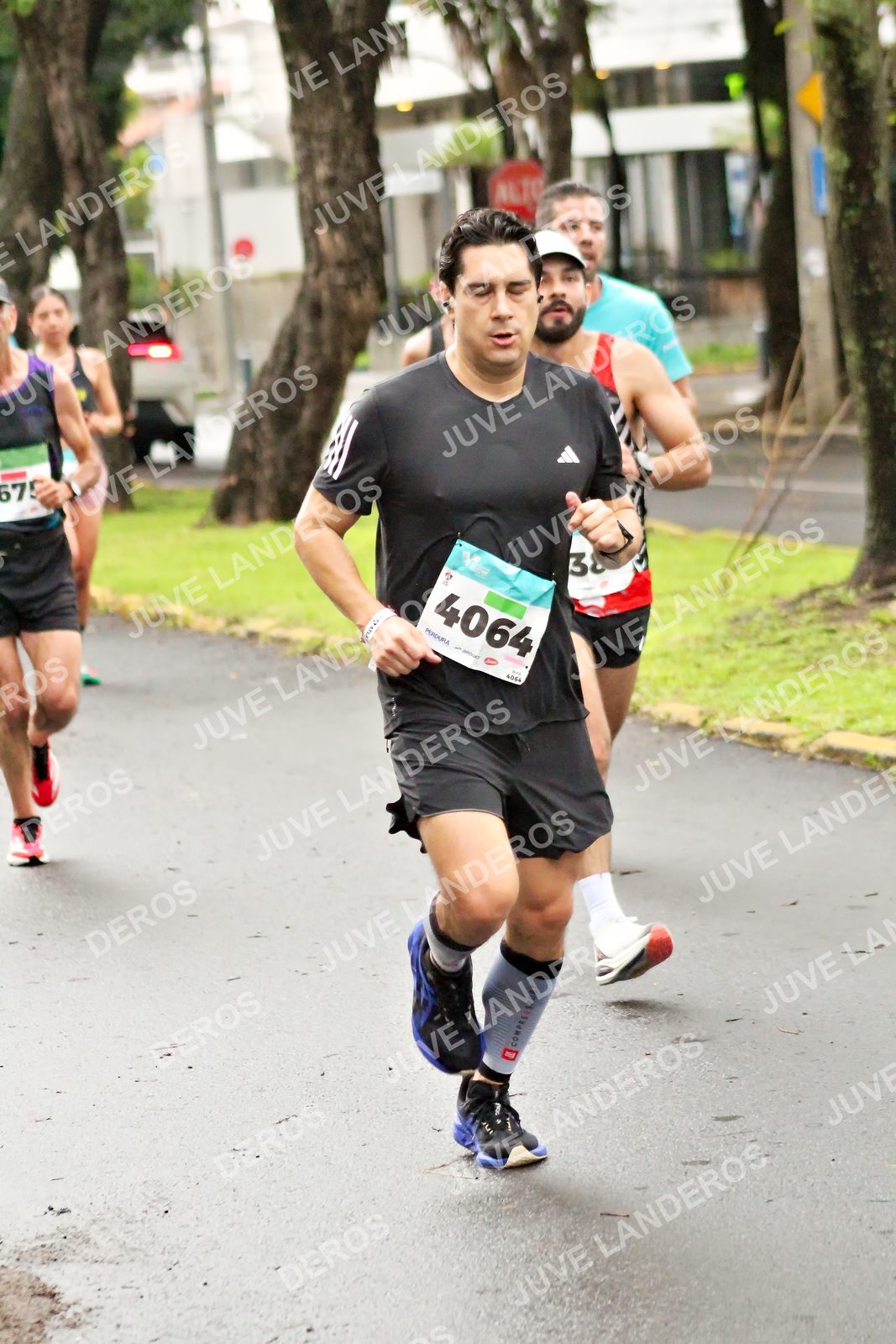 Foto del MEDIO MARATÓN ATLAS en Av. Patria, frente al Parque El Polvorín, Zapopan a las 08:10 · dorsal 4064, 38, 675