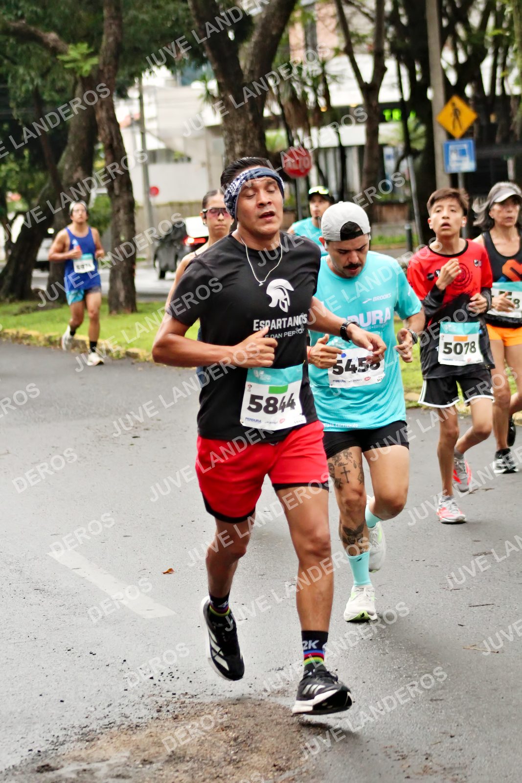 Foto del MEDIO MARATÓN ATLAS en Av. Patria, frente al Parque El Polvorín, Zapopan a las 08:17 · dorsal 5078, 5844, 5458, 8