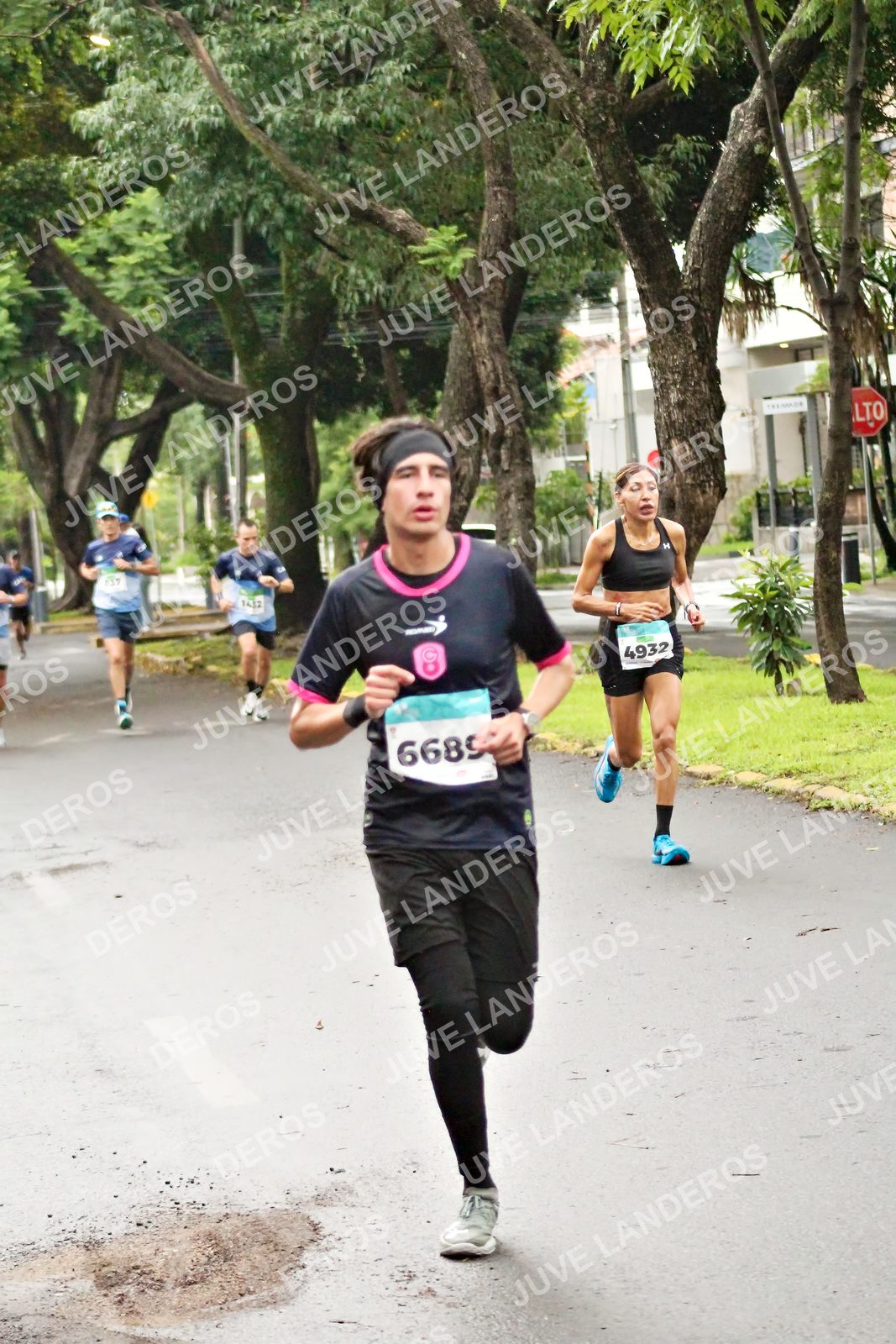Foto del MEDIO MARATÓN ATLAS en Av. Patria, frente al Parque El Polvorín, Zapopan a las 08:06 · dorsal 6689, 4932, 1432